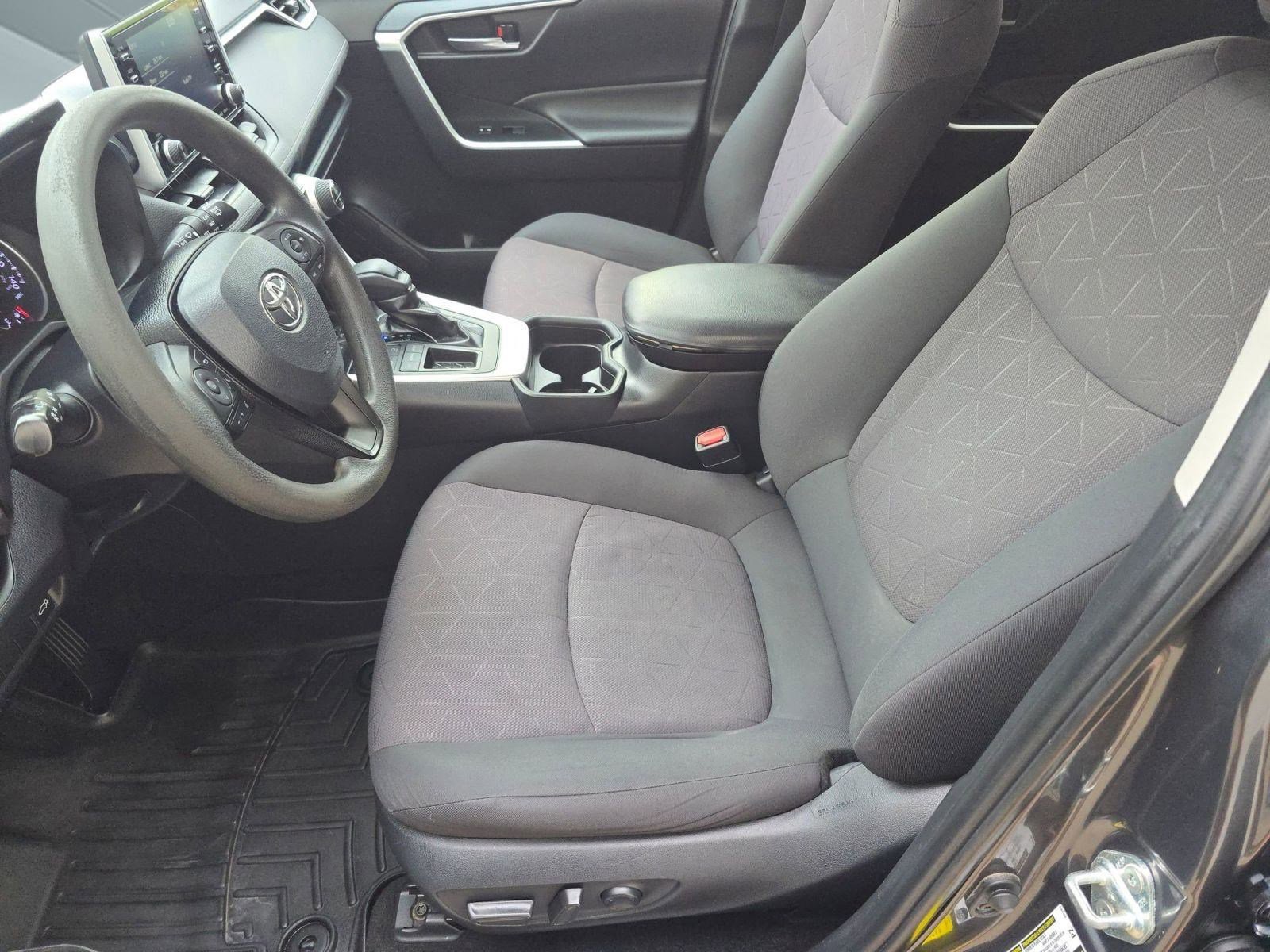 2019 Toyota RAV4 XLE photo 4