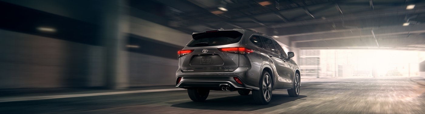 Grey Toyota Highlander XSE driving in a tunnel in a city