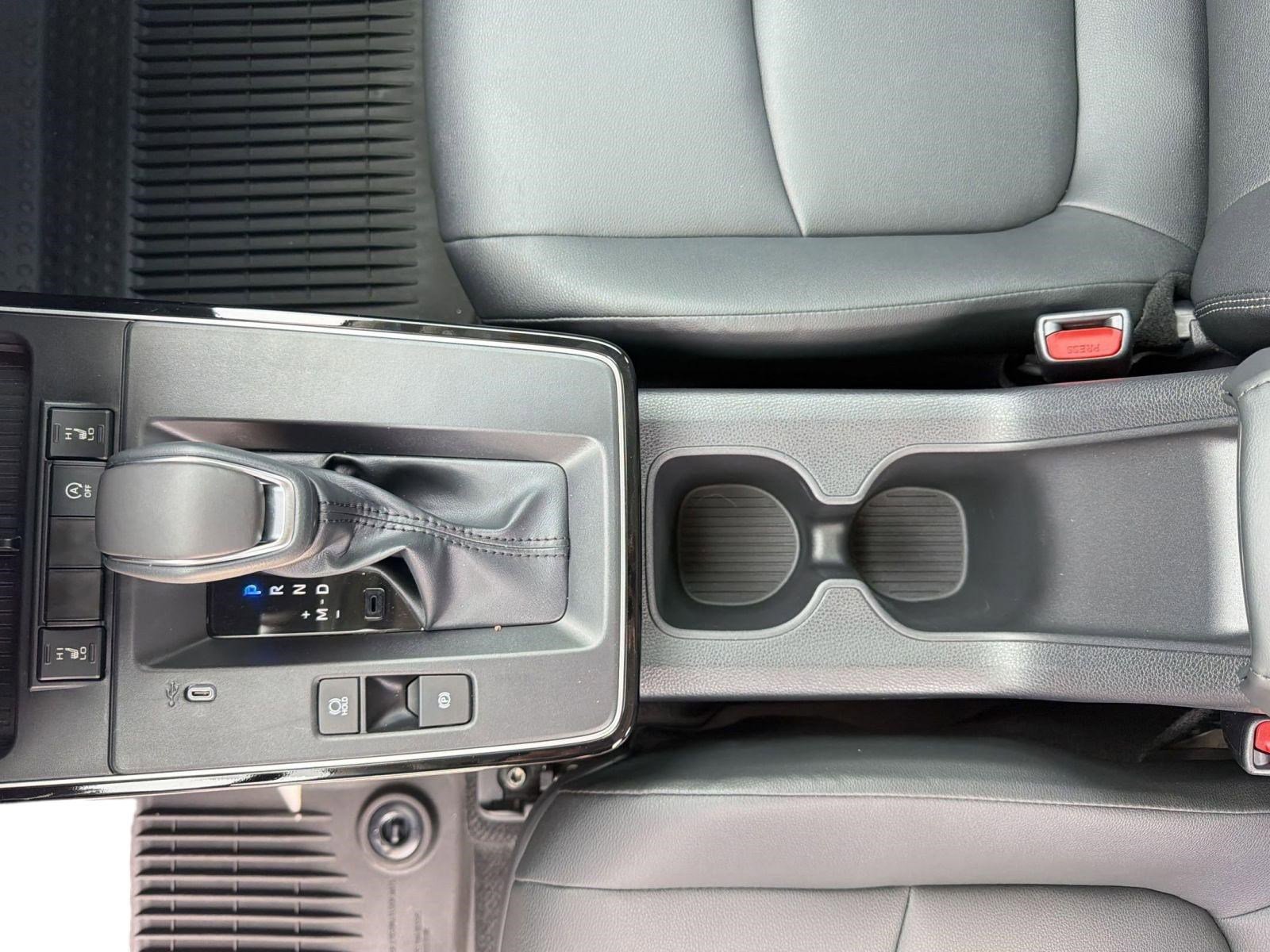 2026 Toyota Corolla Cross XLE - Photo 24