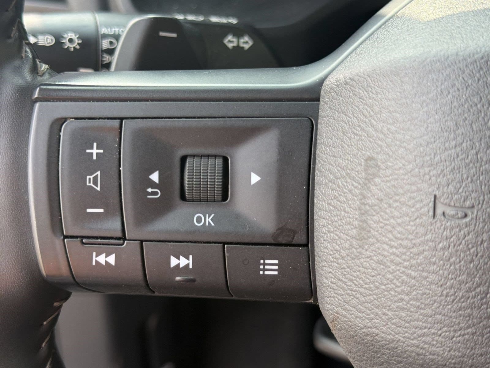 2025 Nissan Rogue SV - Photo 16