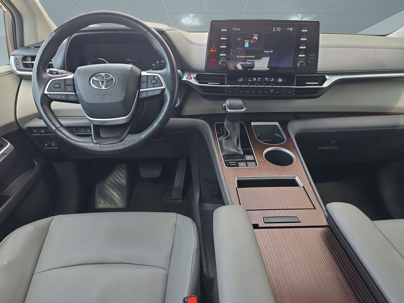 2024 Toyota Sienna XLE photo 3