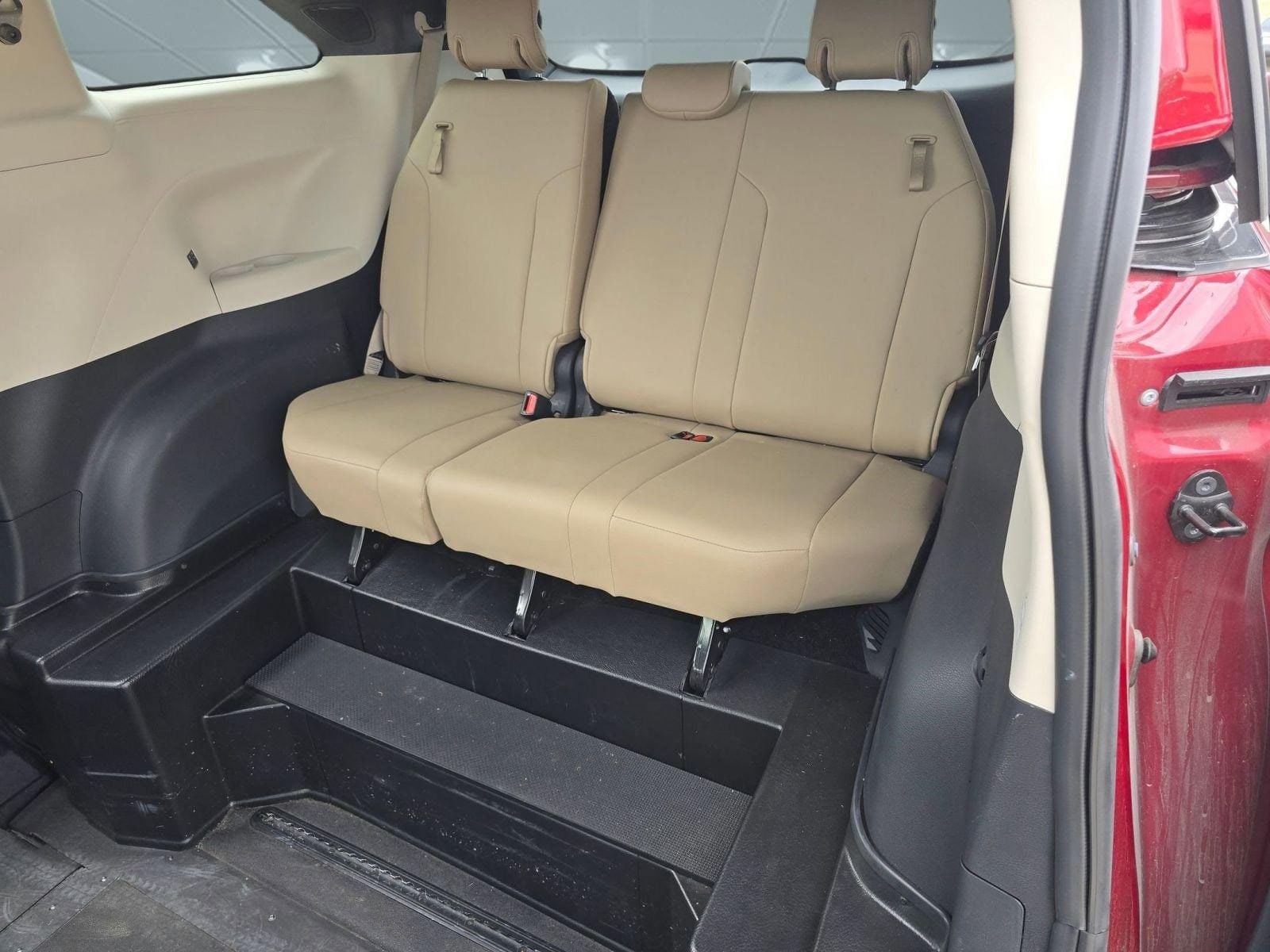 2022 Toyota Sienna XLE - Photo 25