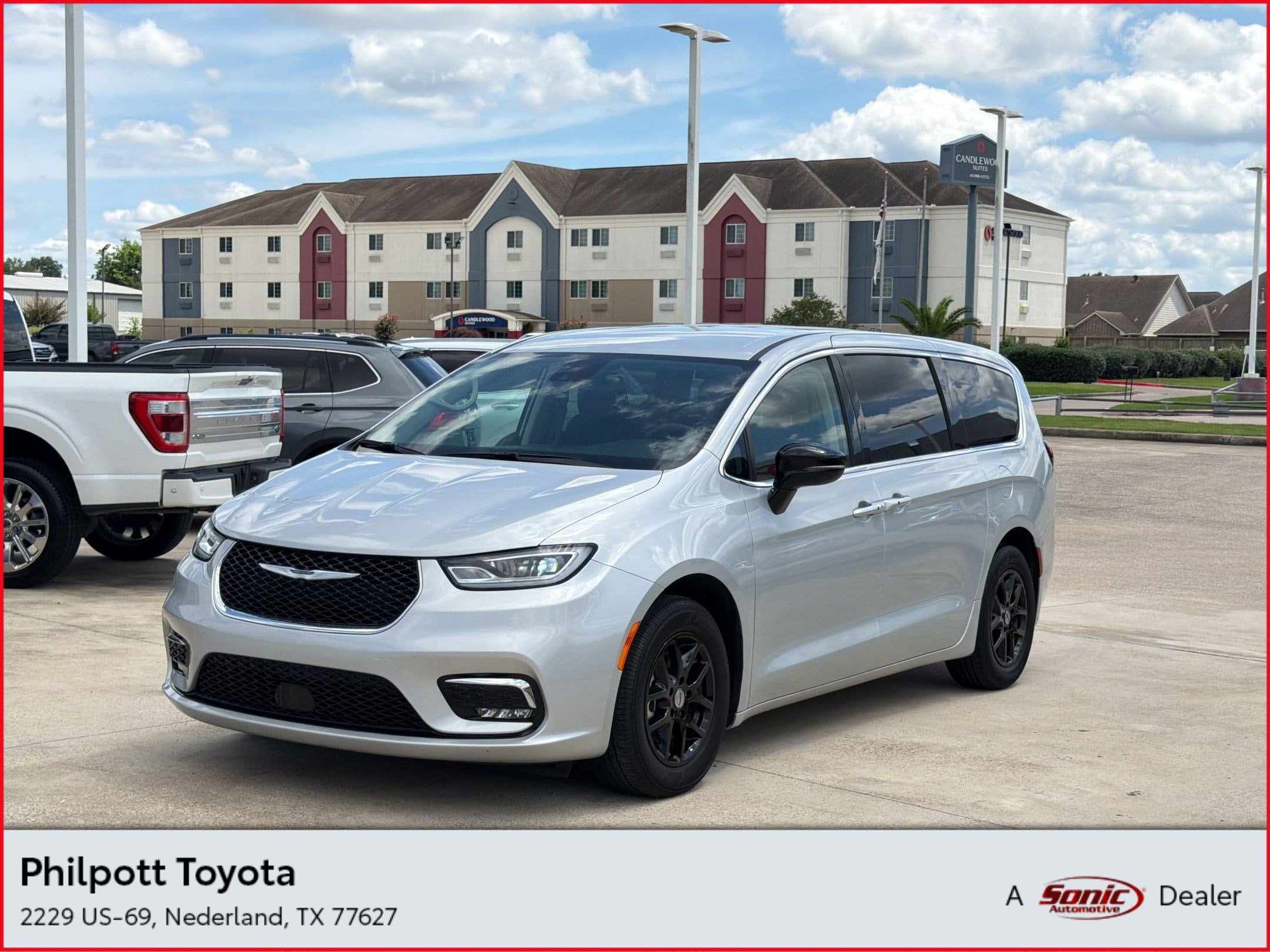2024 Chrysler Pacifica Touring L's photo