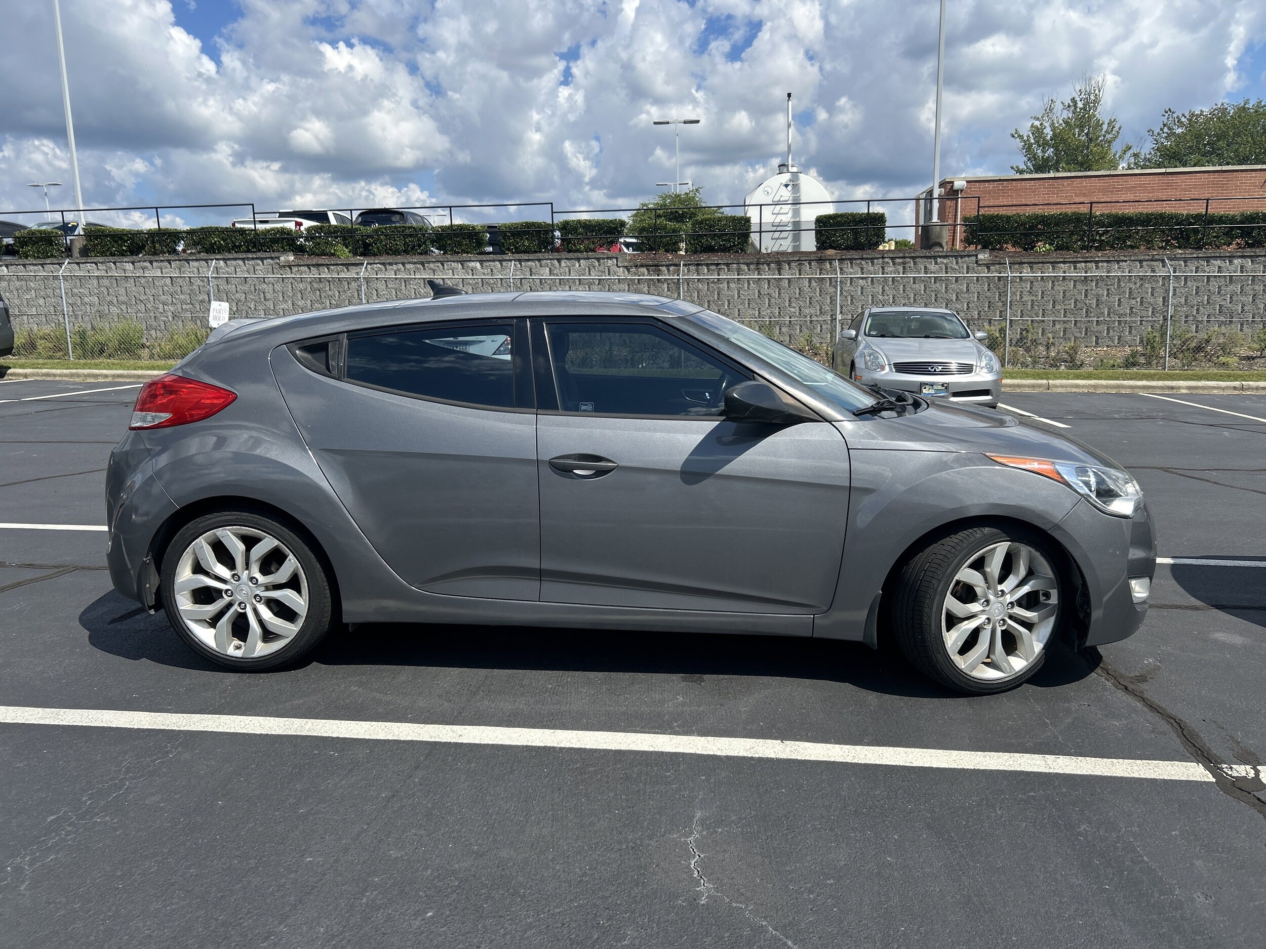 2015 Hyundai Veloster Base photo 2