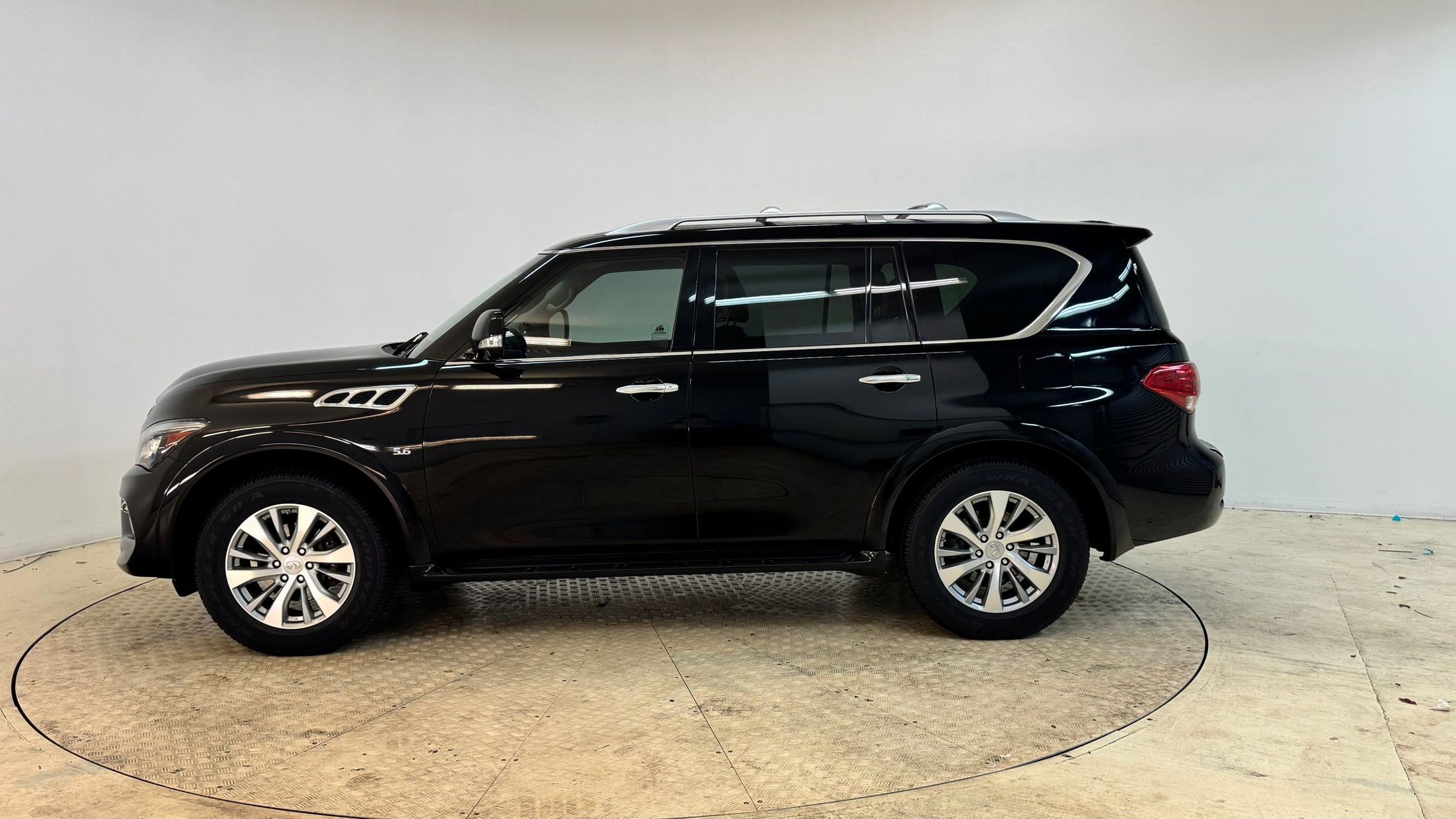 2015 Infiniti QX80 photo 2