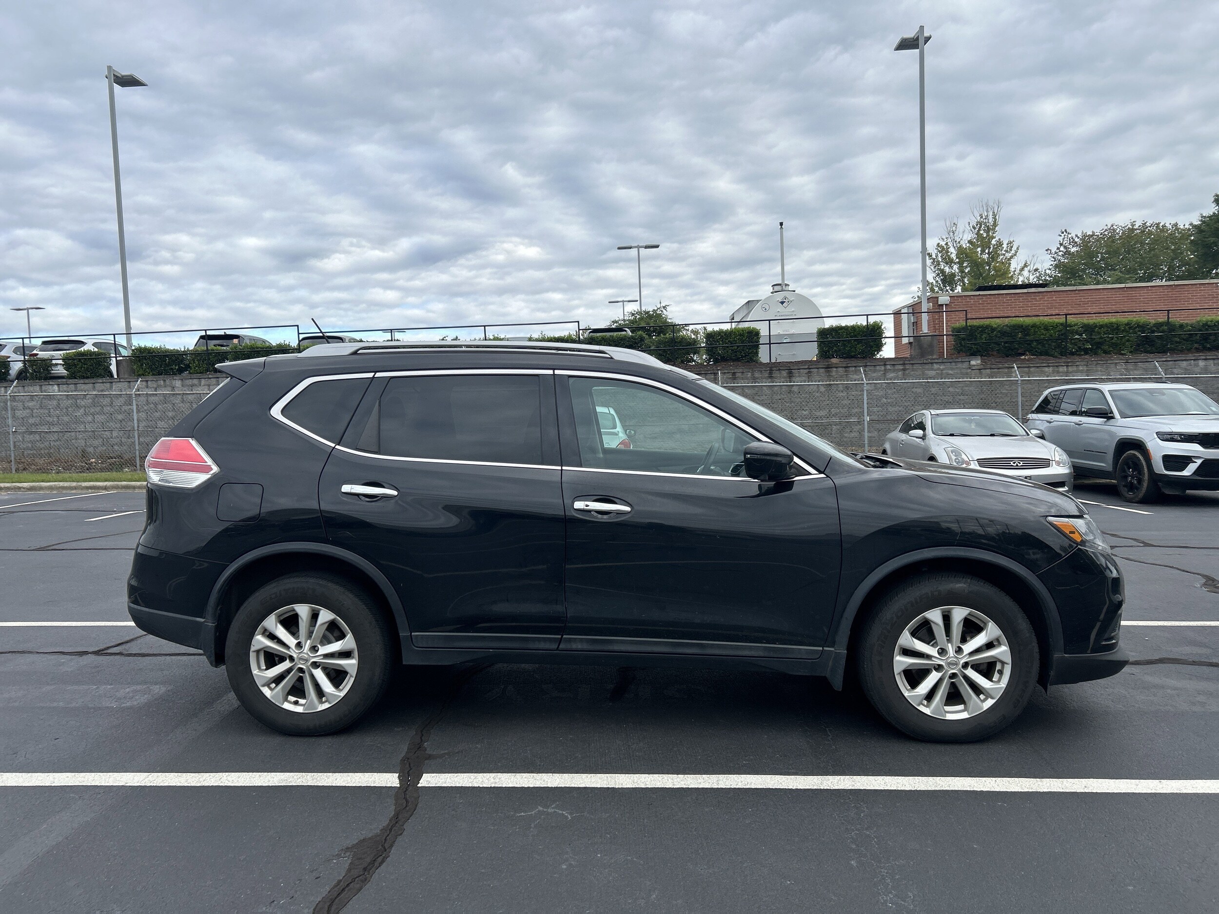 2016 Nissan Rogue SV photo 2