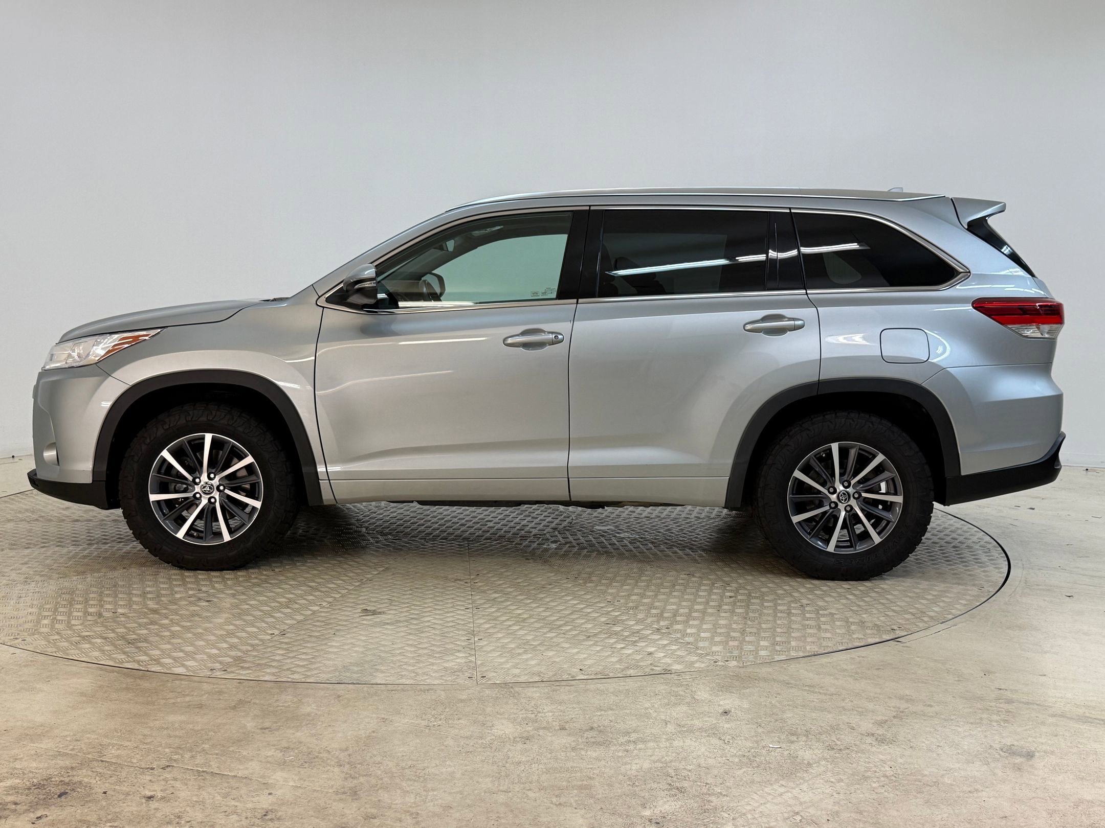 2018 Toyota Highlander SE photo 2