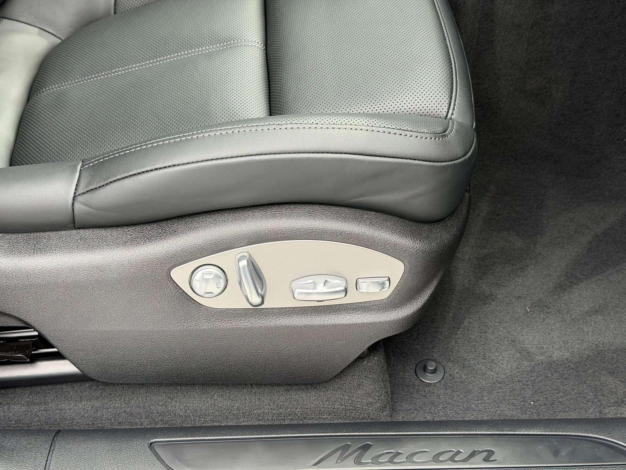 2026 Porsche Macan - Photo 16