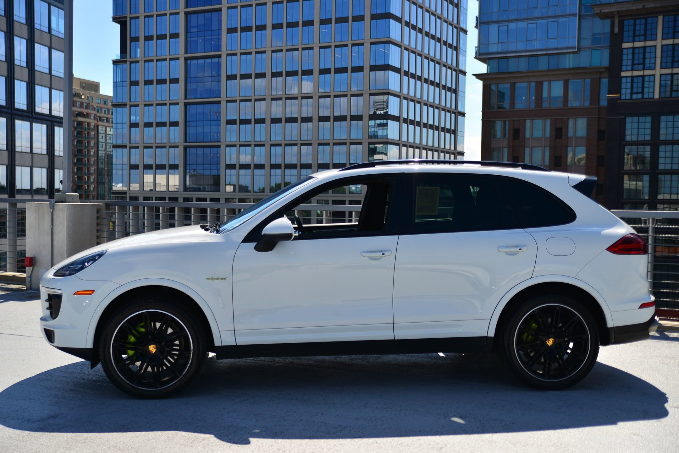 2017 Porsche Cayenne S E-Hybrid photo 2