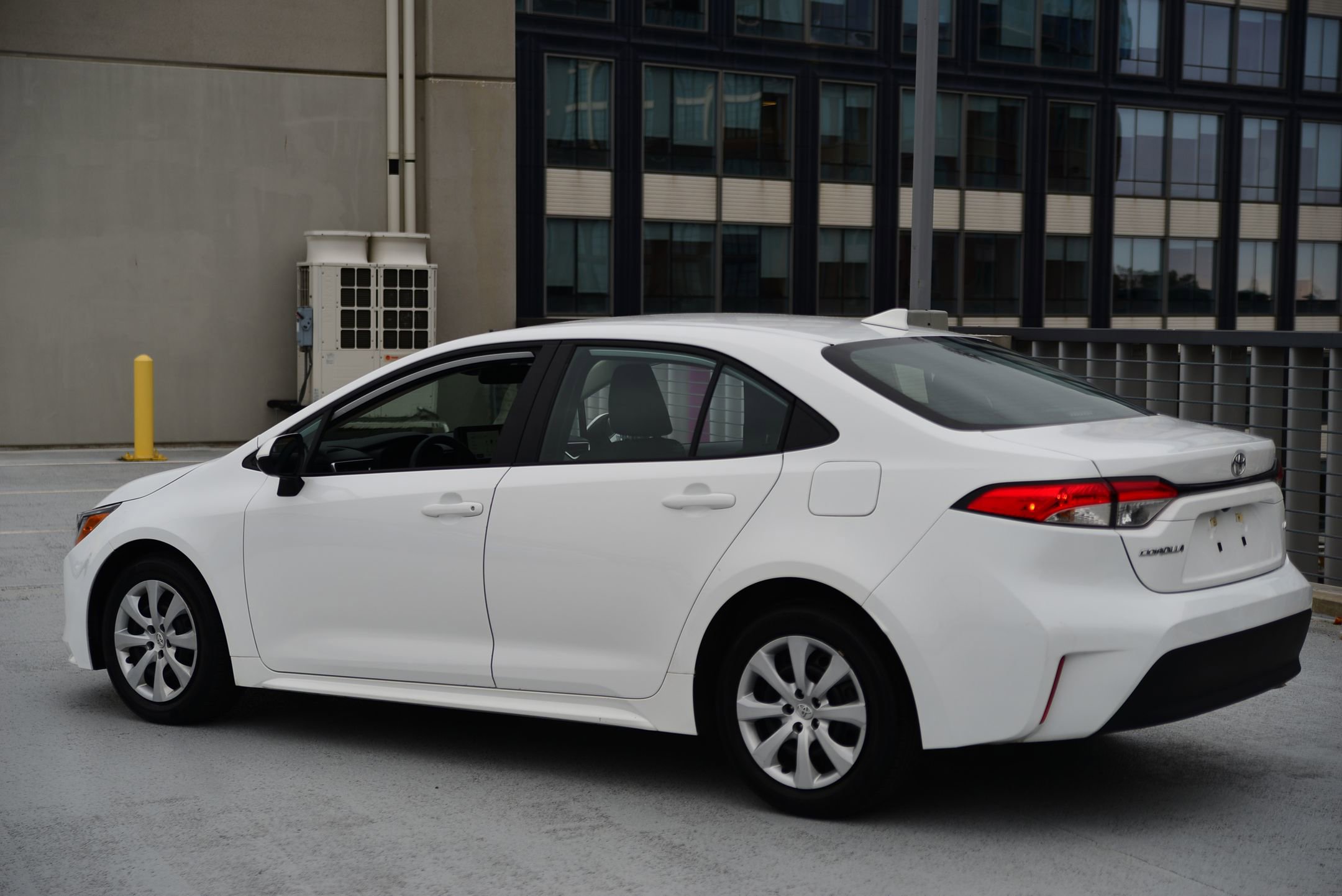 2023 Toyota Corolla LE photo 3