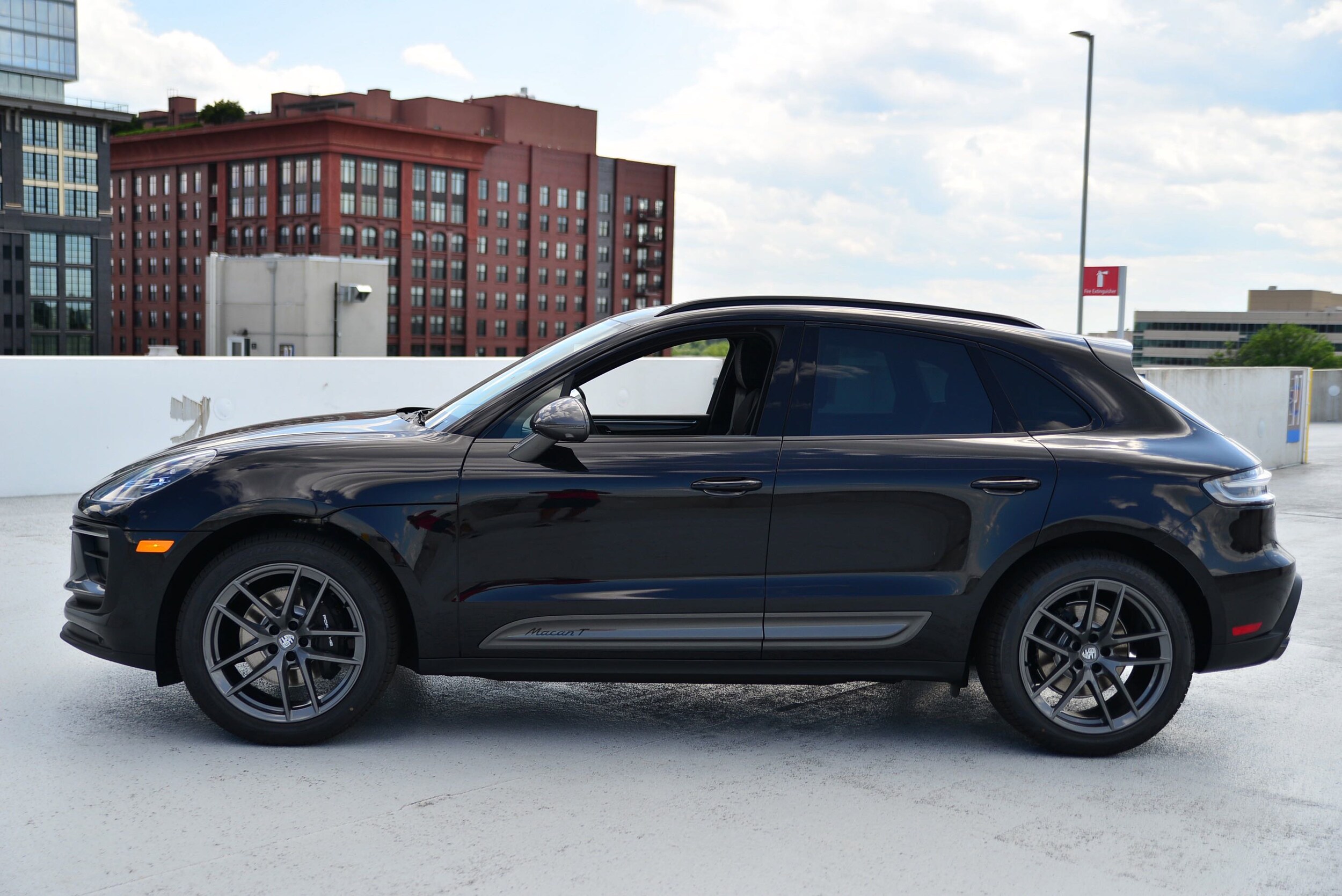 2025 Porsche Macan T photo 2