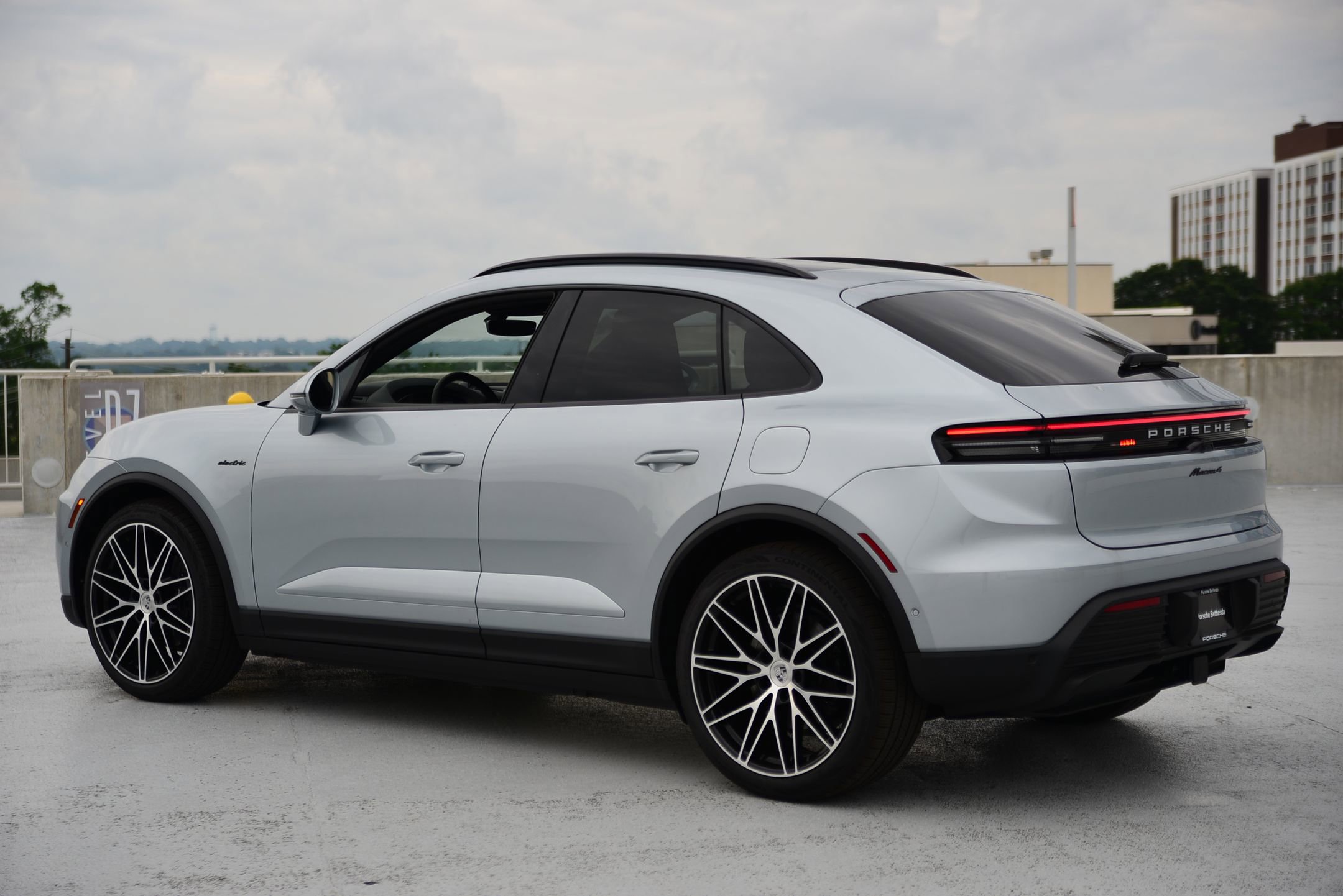 2025 Porsche Macan Electric 4 photo 3