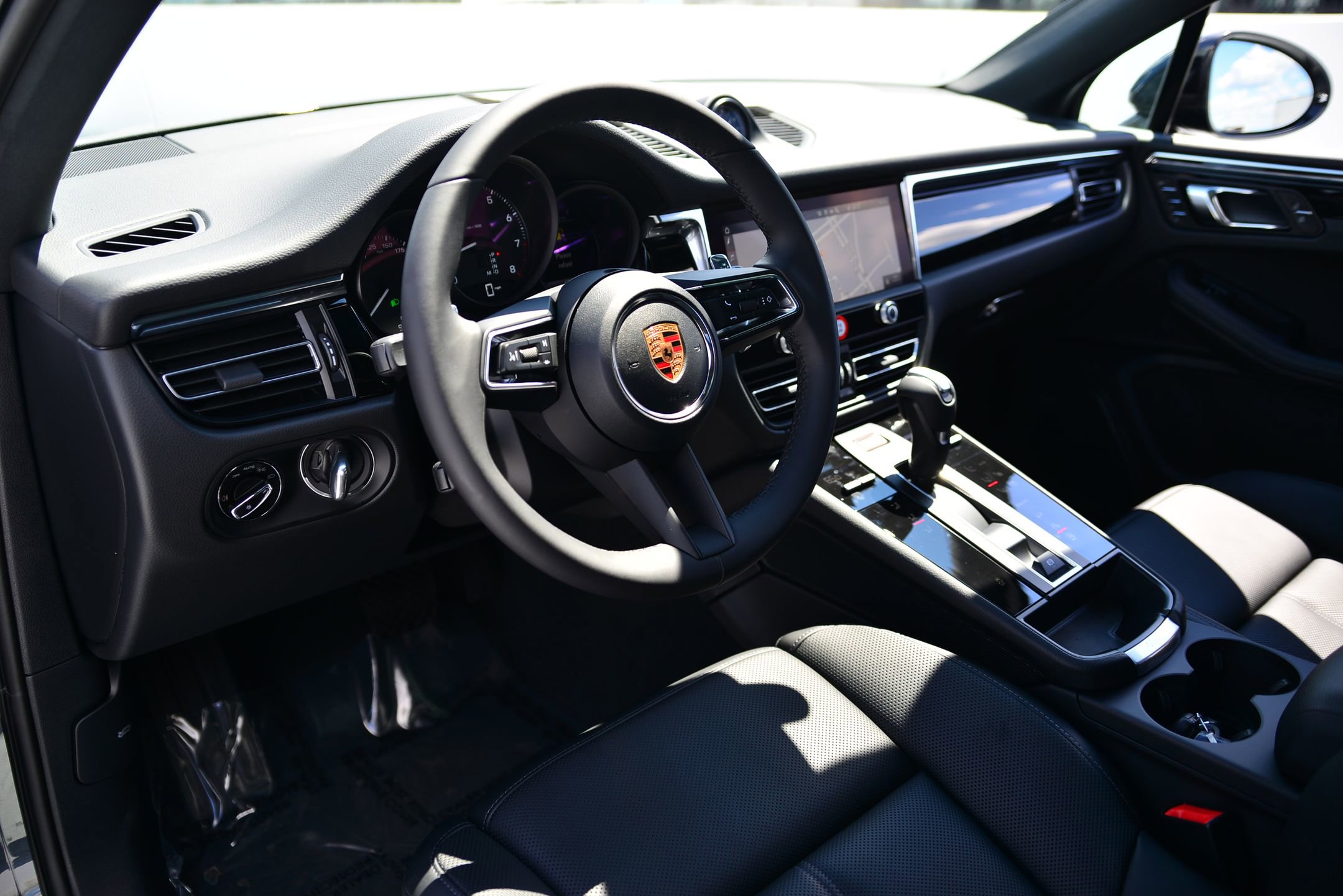 2026 Porsche Macan T photo 3