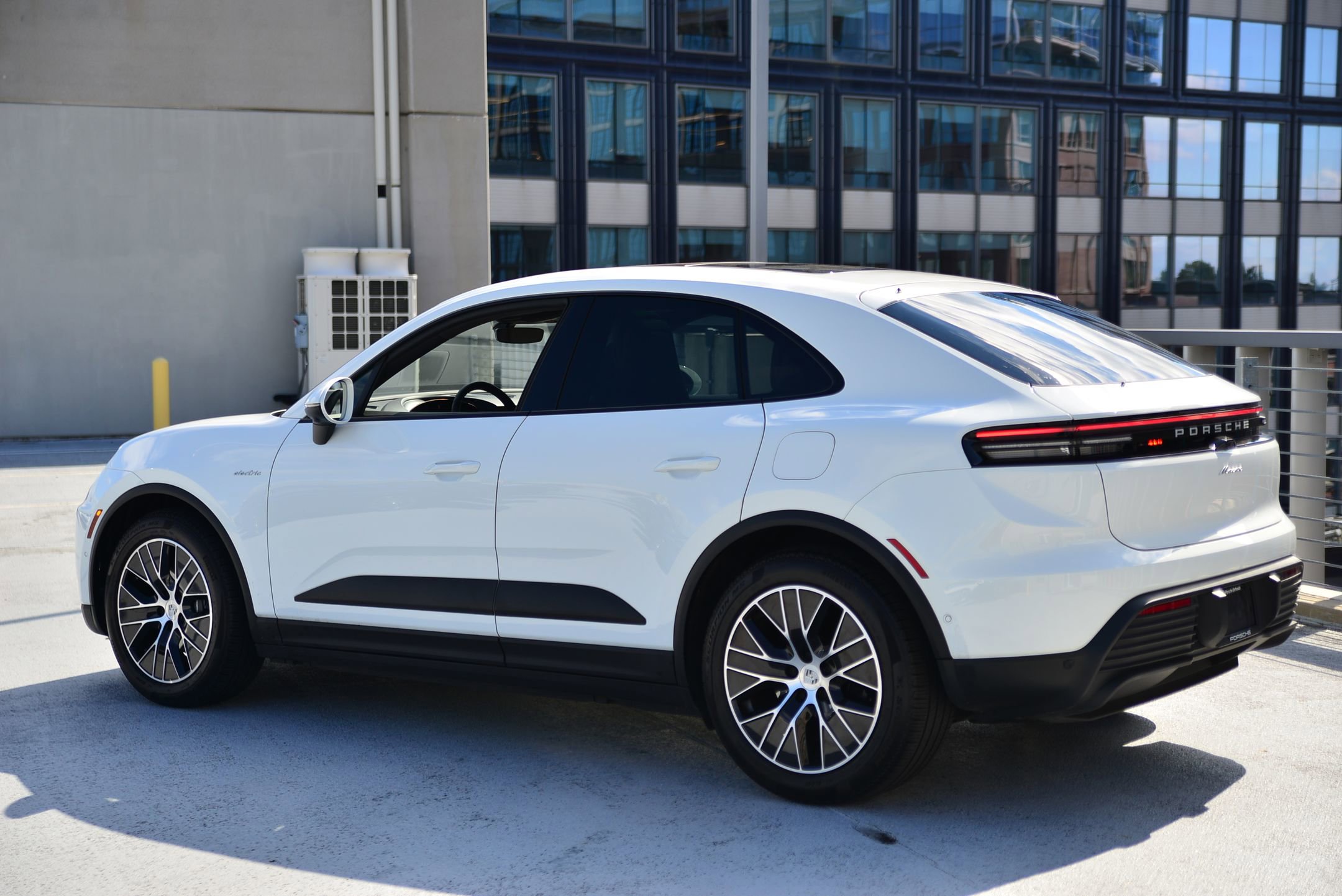 2025 Porsche Macan Electric photo 3
