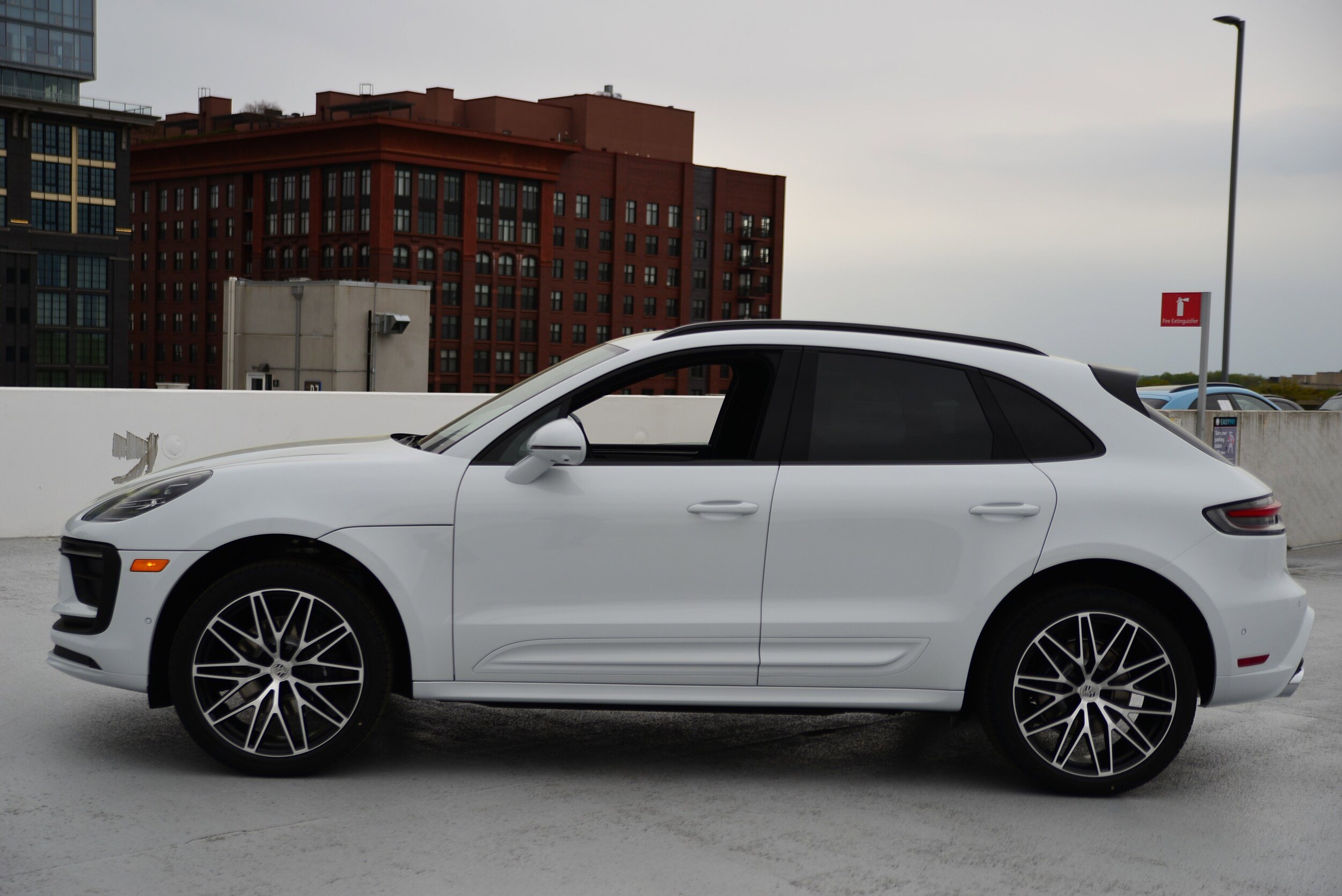 2025 Porsche Macan T photo 2