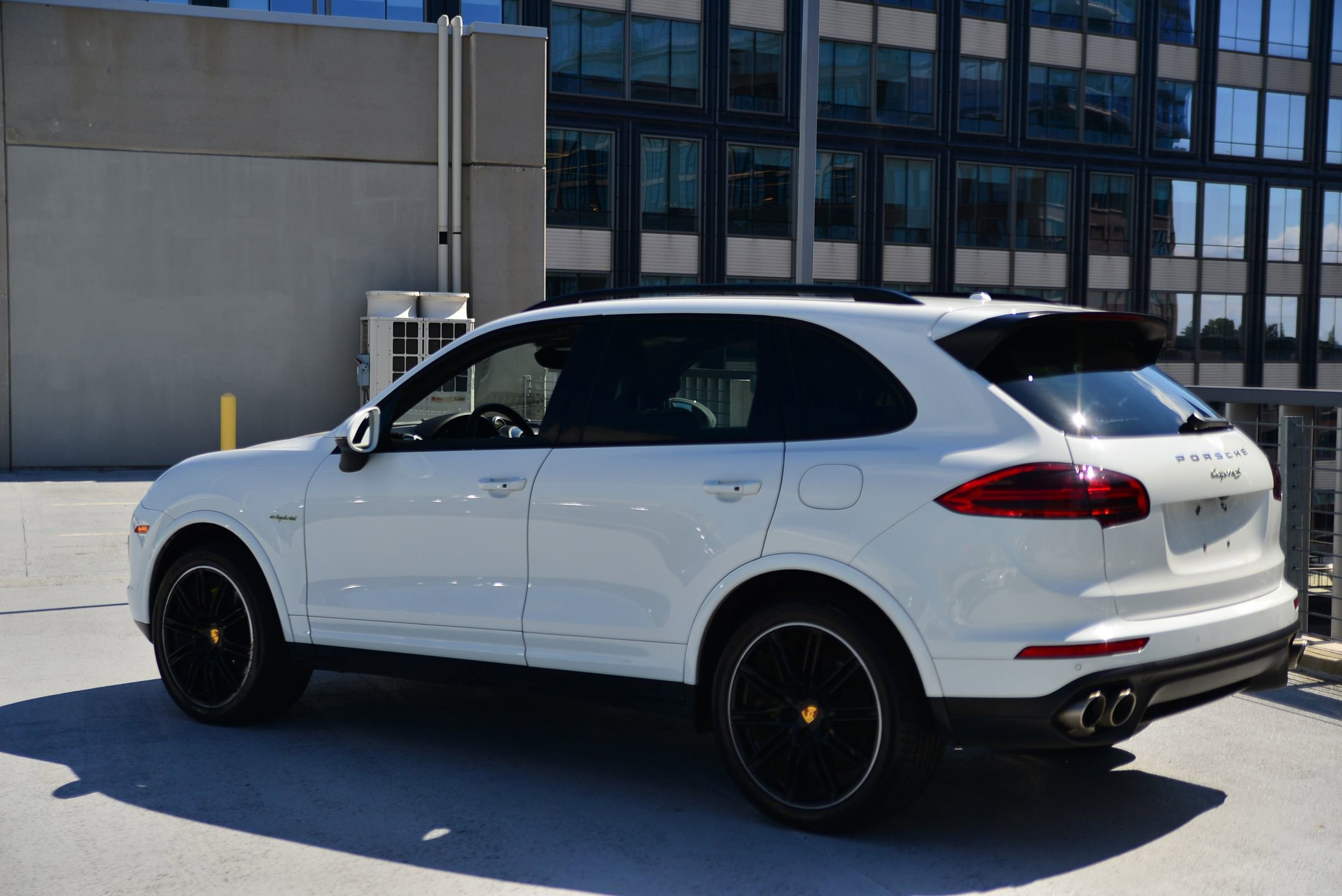 2017 Porsche Cayenne S E-Hybrid photo 3
