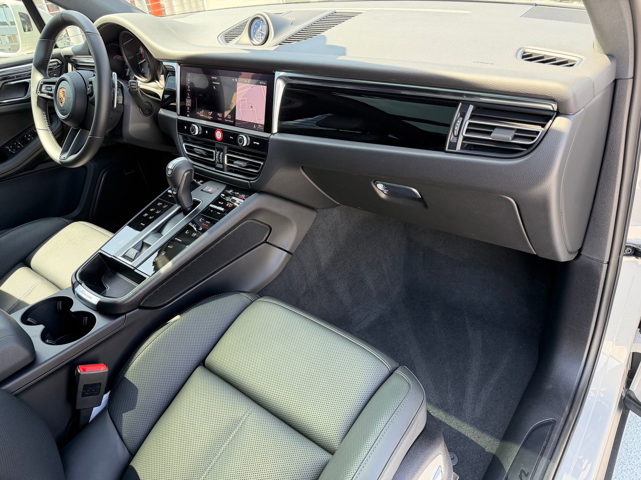 2026 Porsche Macan - Photo 17