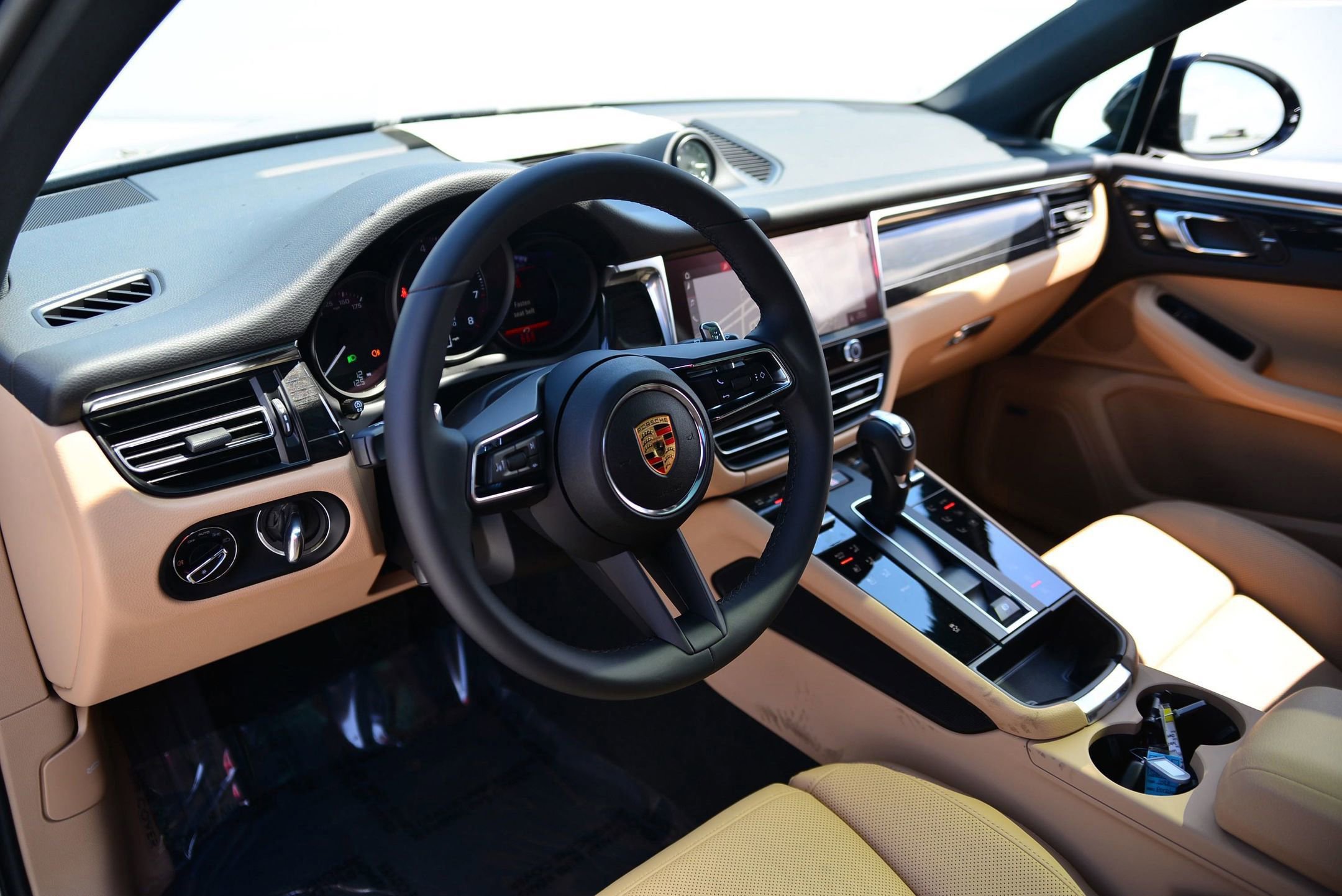 2025 Porsche Macan S photo 2