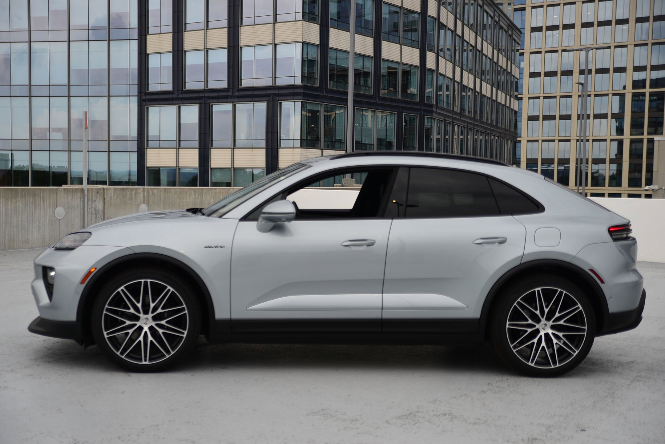 2025 Porsche Macan Electric 4 photo 2