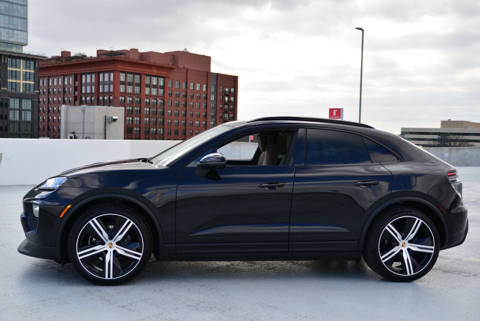 2025 Porsche Macan Electric photo 2