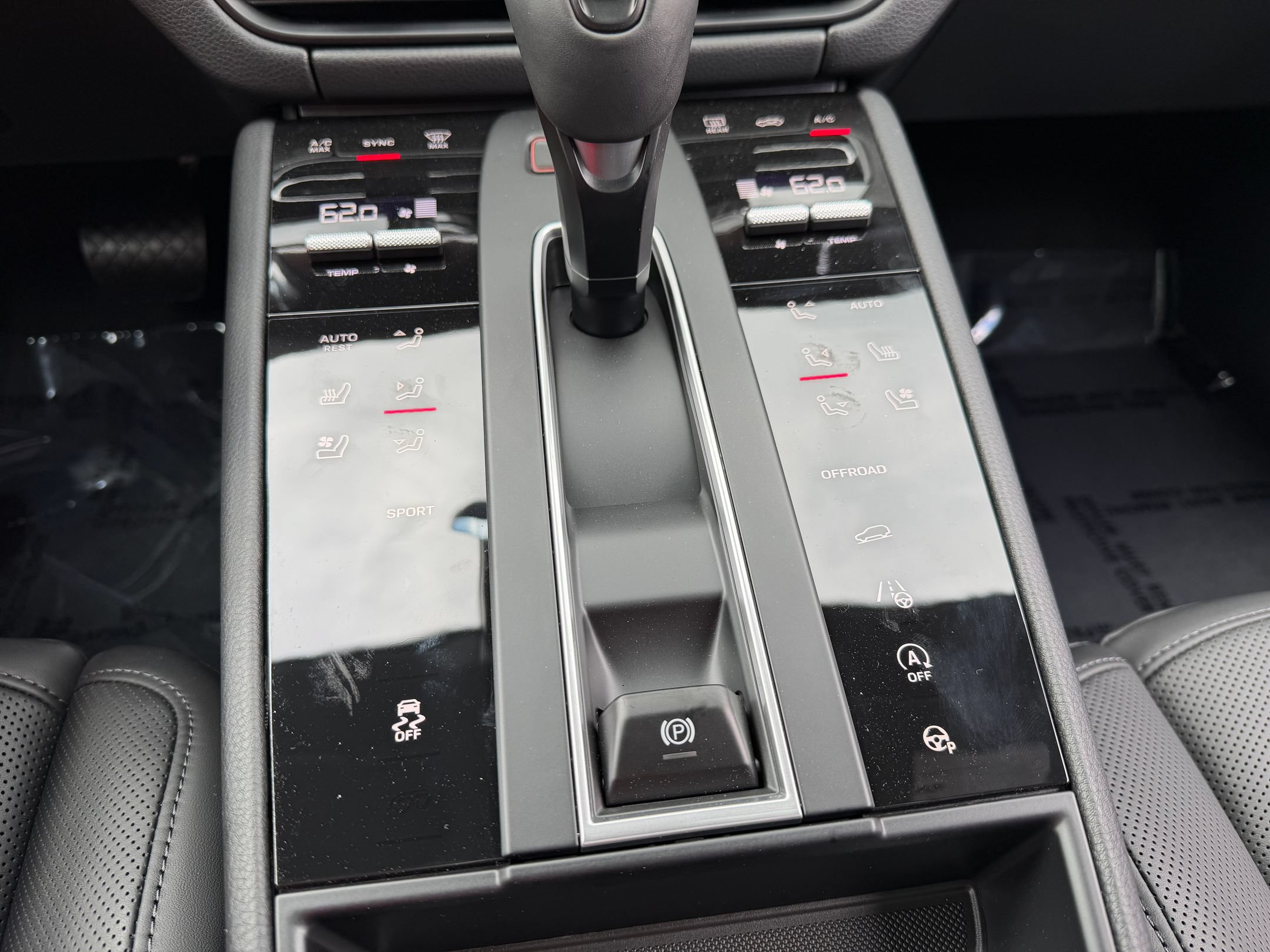 2026 Porsche Macan T - Photo 28