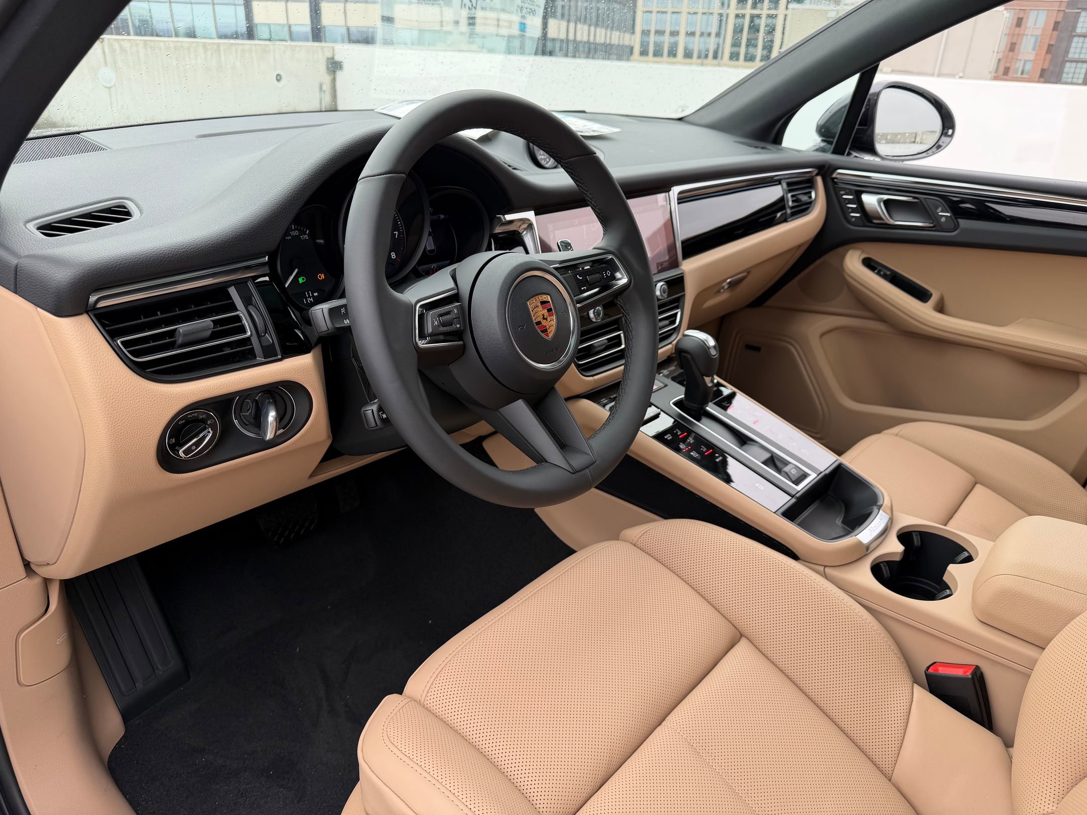 2026 Porsche Macan T - Photo 4