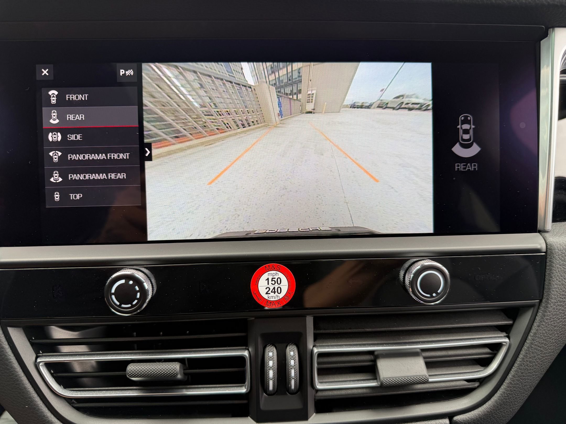 2026 Porsche Macan - Photo 31