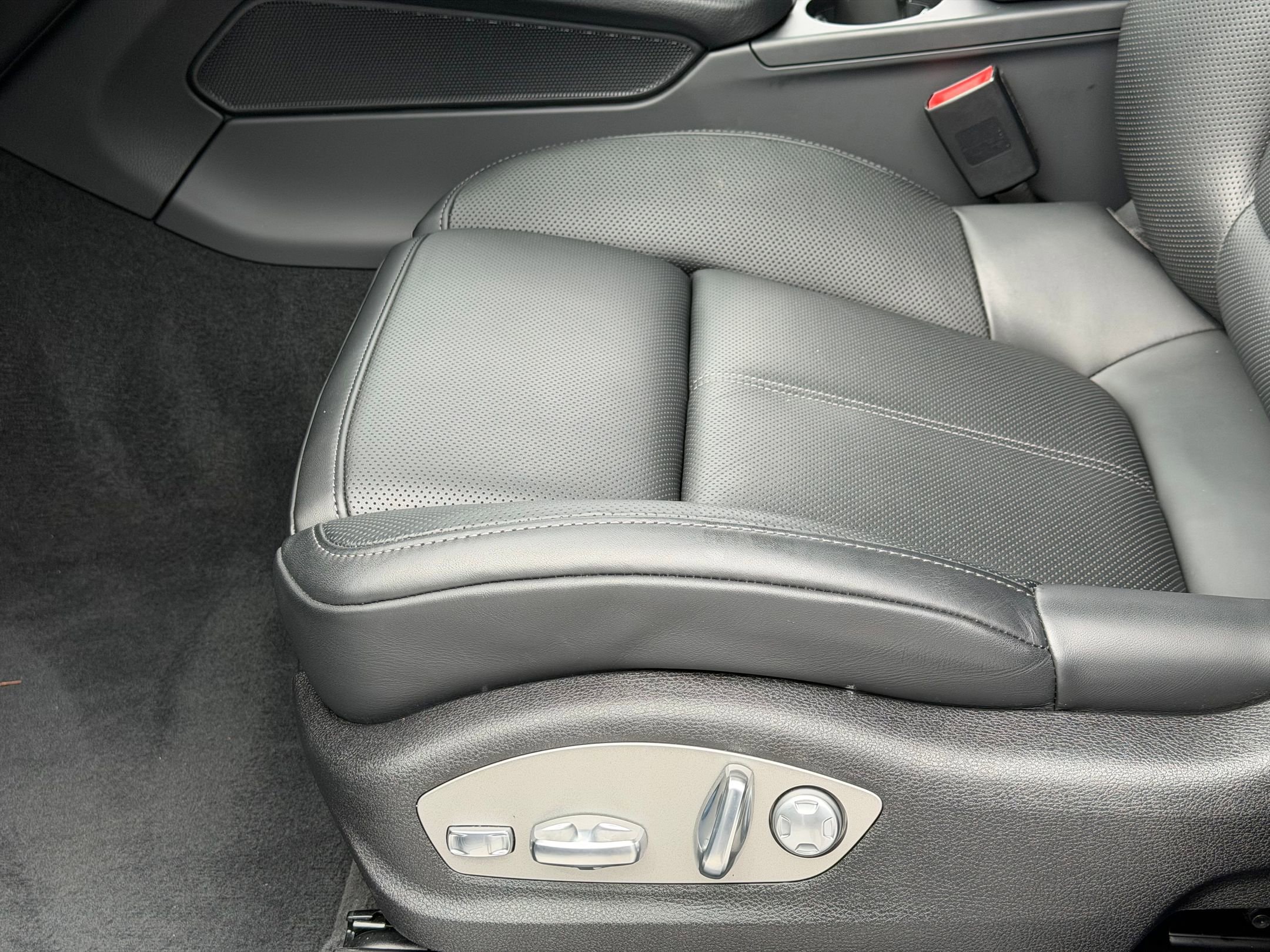 2026 Porsche Macan - Photo 26