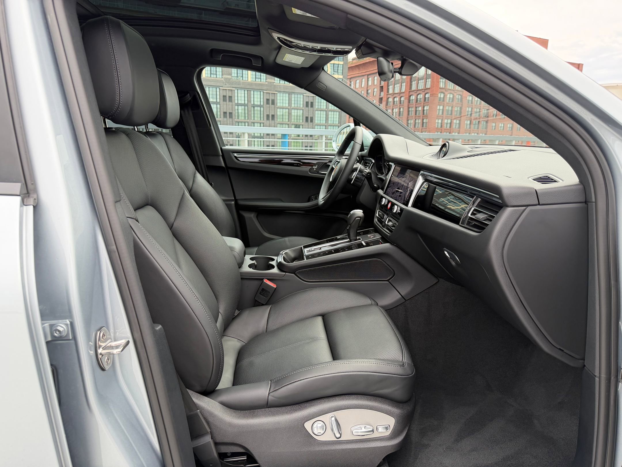 2026 Porsche Macan - Photo 15