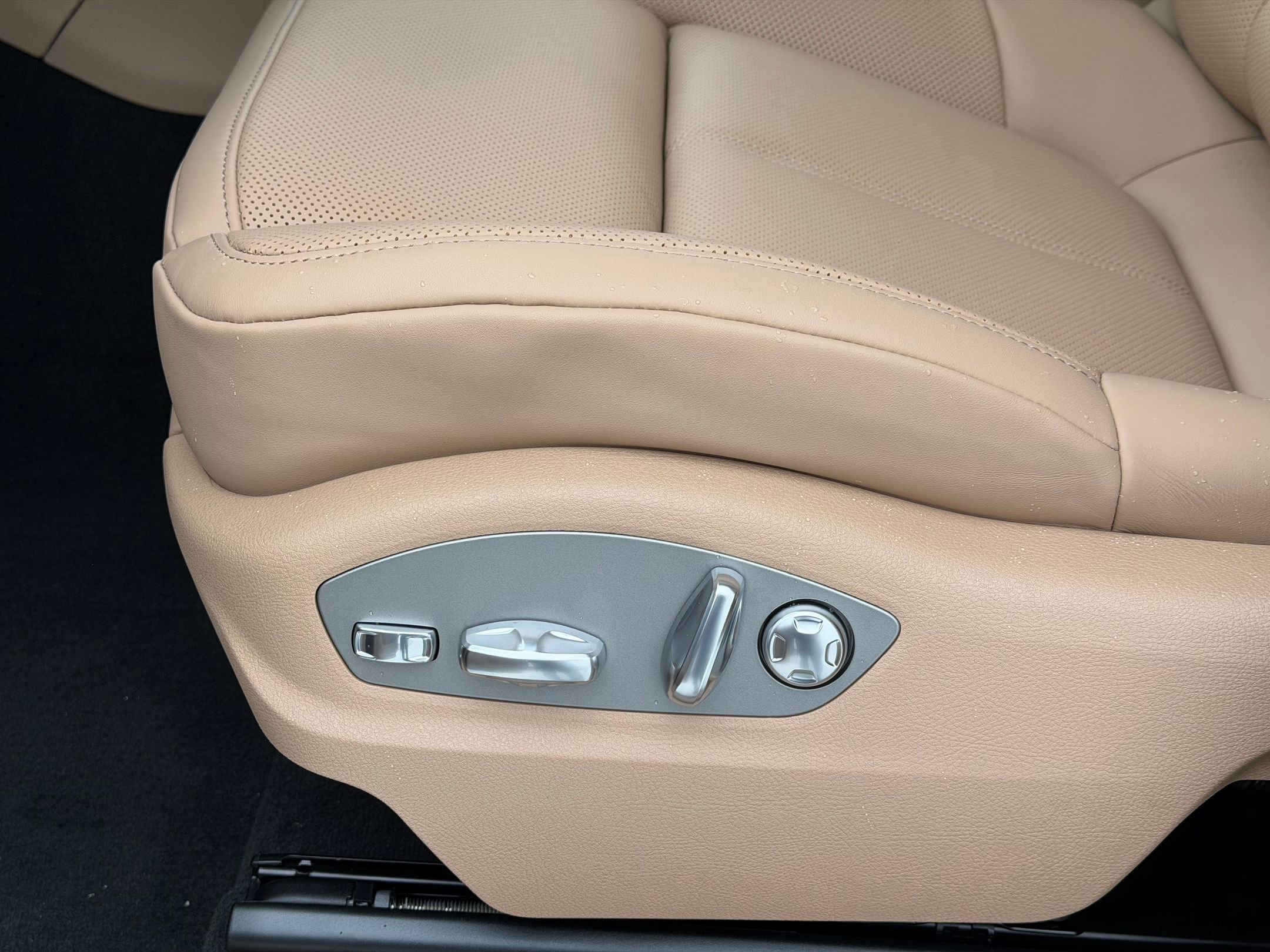 2026 Porsche Macan T - Photo 25