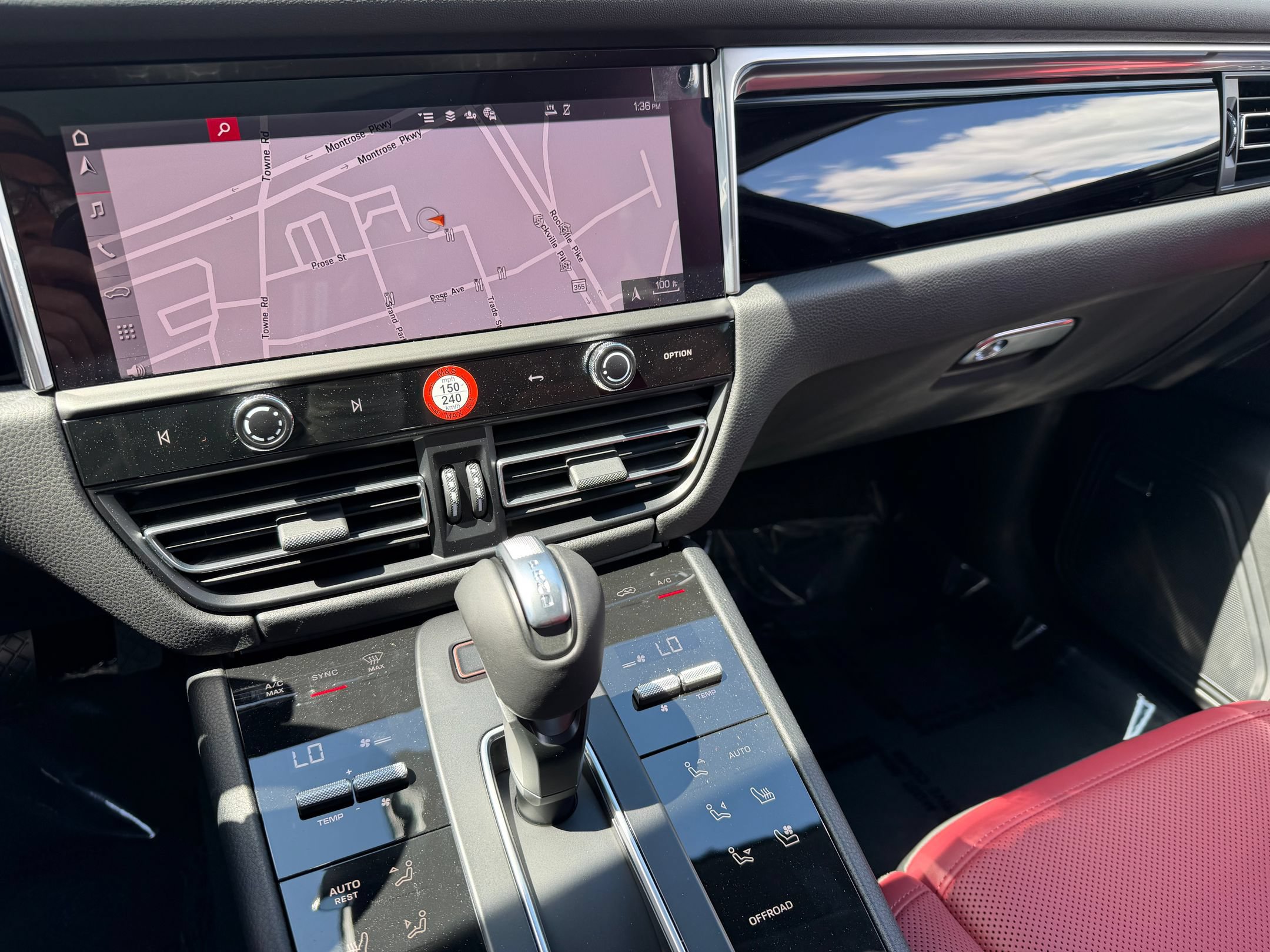 2026 Porsche Macan T - Photo 27