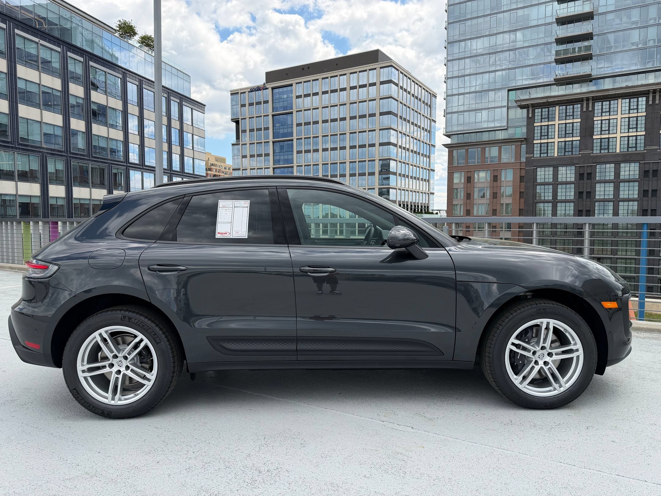 2026 Porsche Macan T - Photo 8