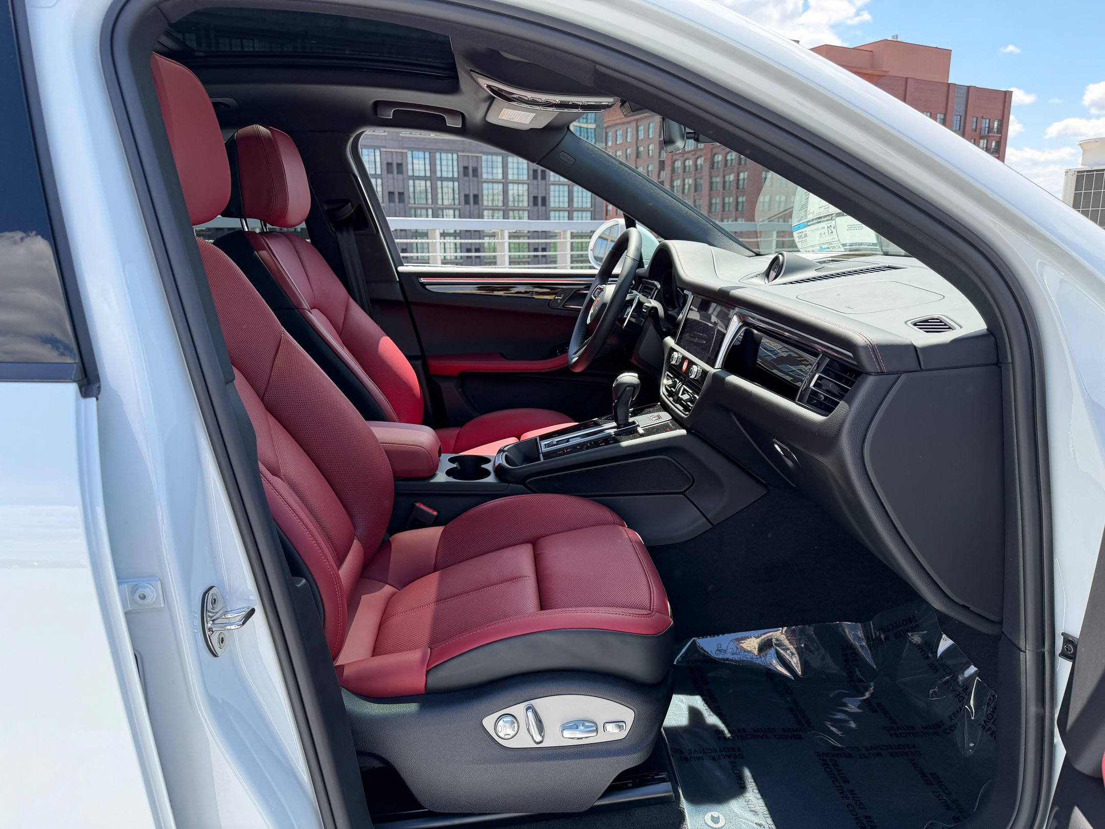 2026 Porsche Macan T - Photo 15