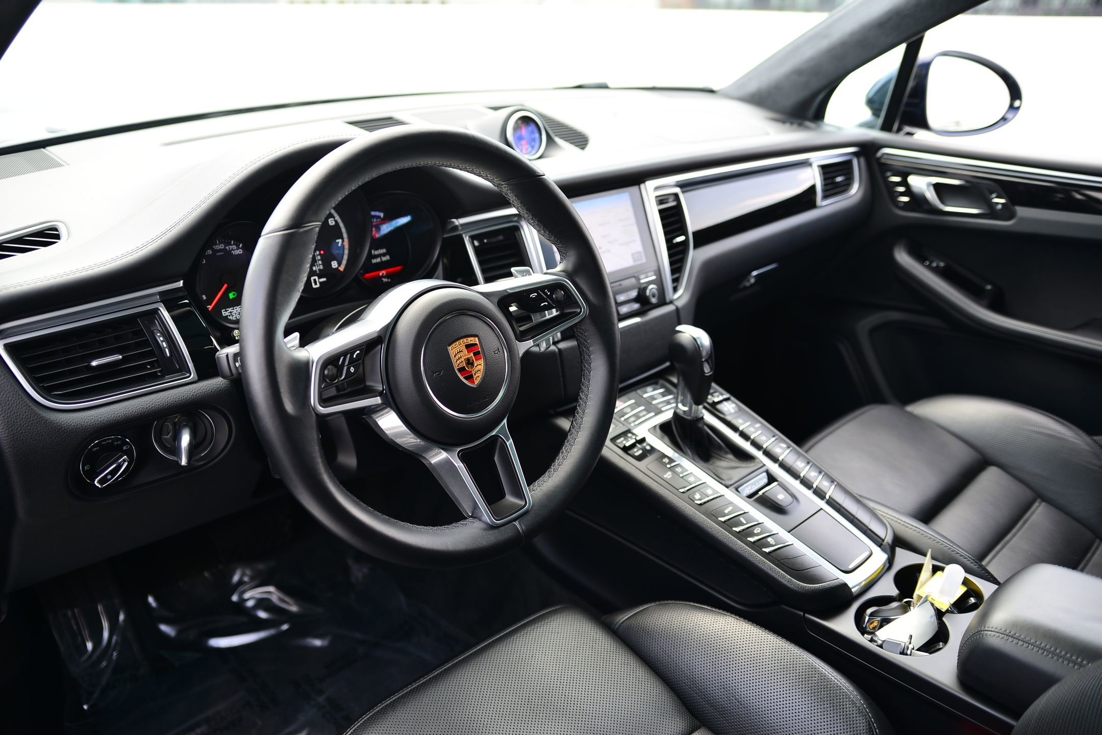 2018 Porsche Macan Turbo photo 2