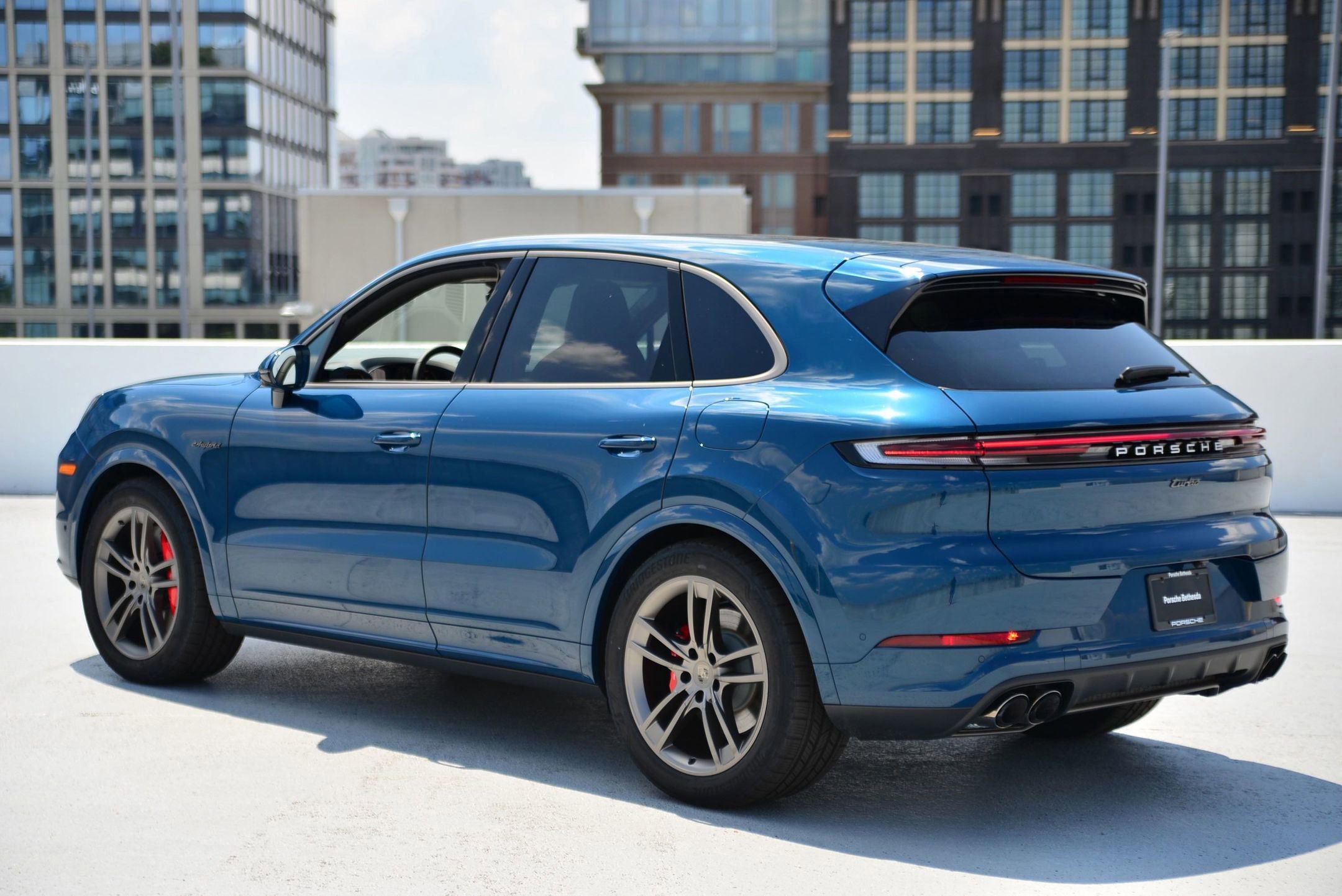 2025 Porsche Cayenne E-Hybrid Turbo photo 2