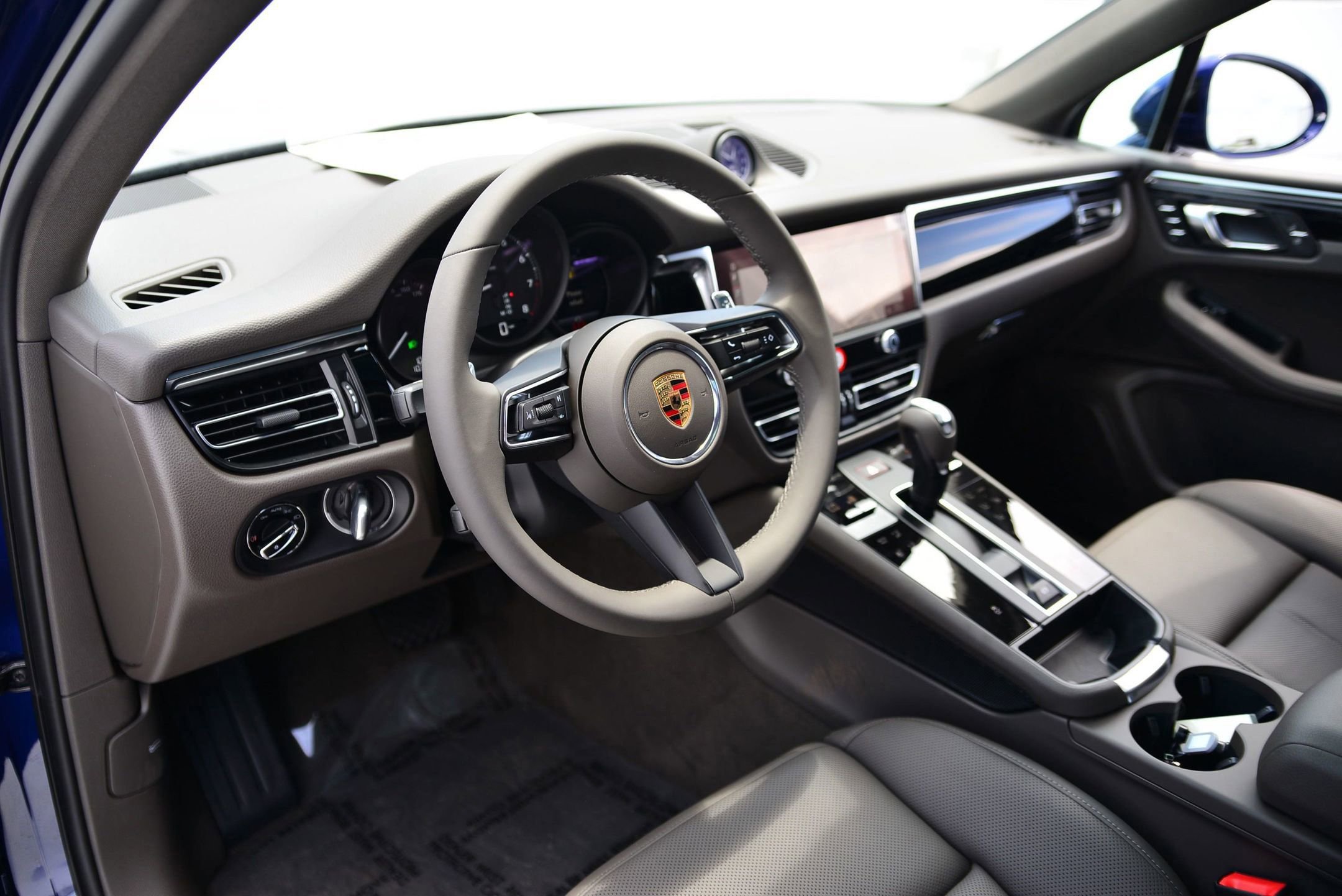 2025 Porsche Macan T photo 4