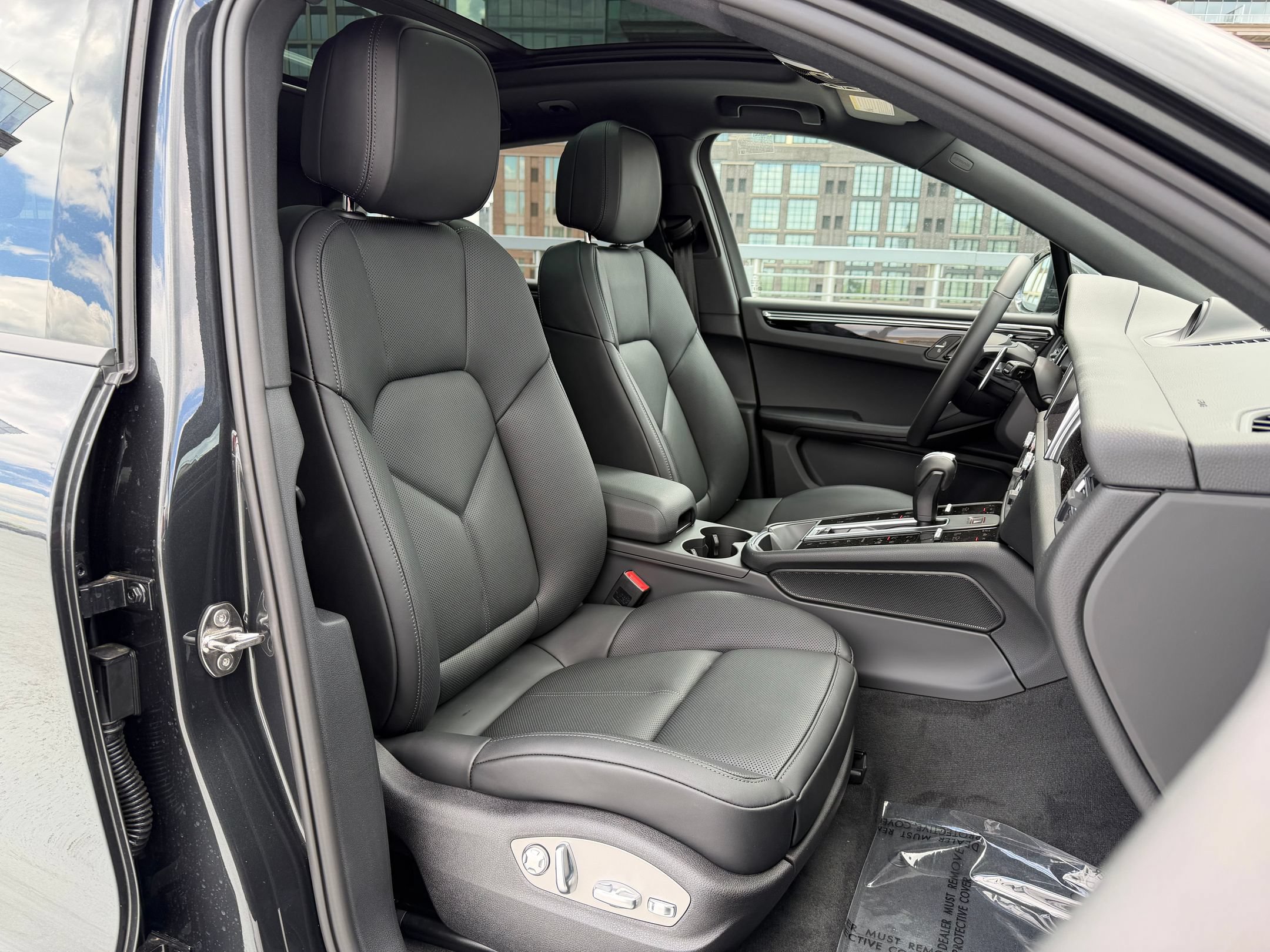 2026 Porsche Macan T - Photo 14