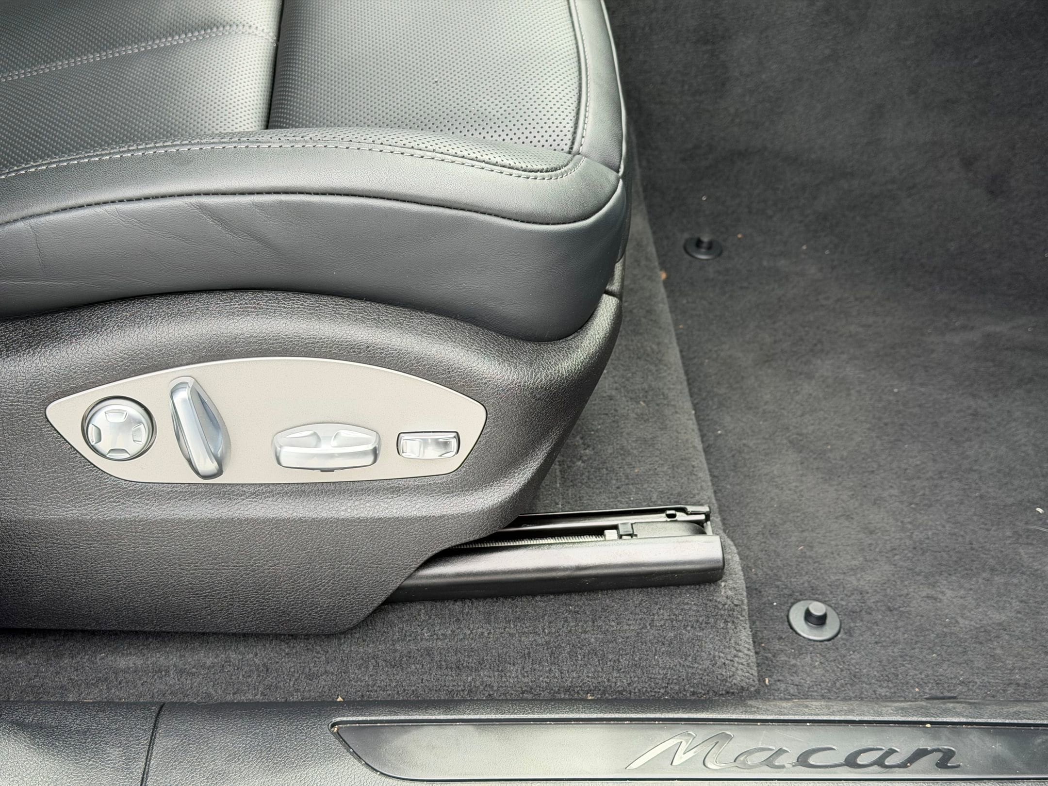 2026 Porsche Macan T - Photo 15