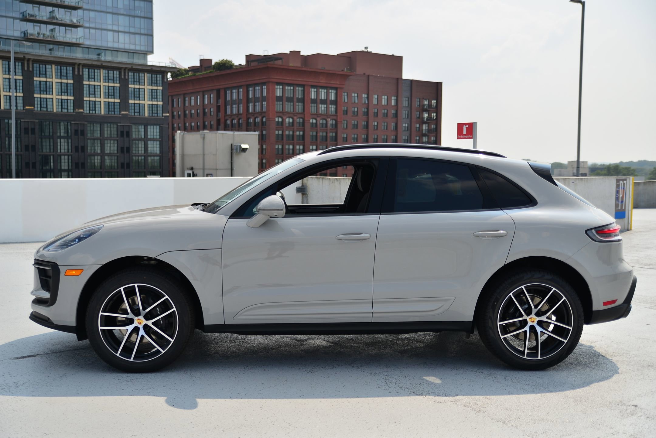 2025 Porsche Macan T photo 2