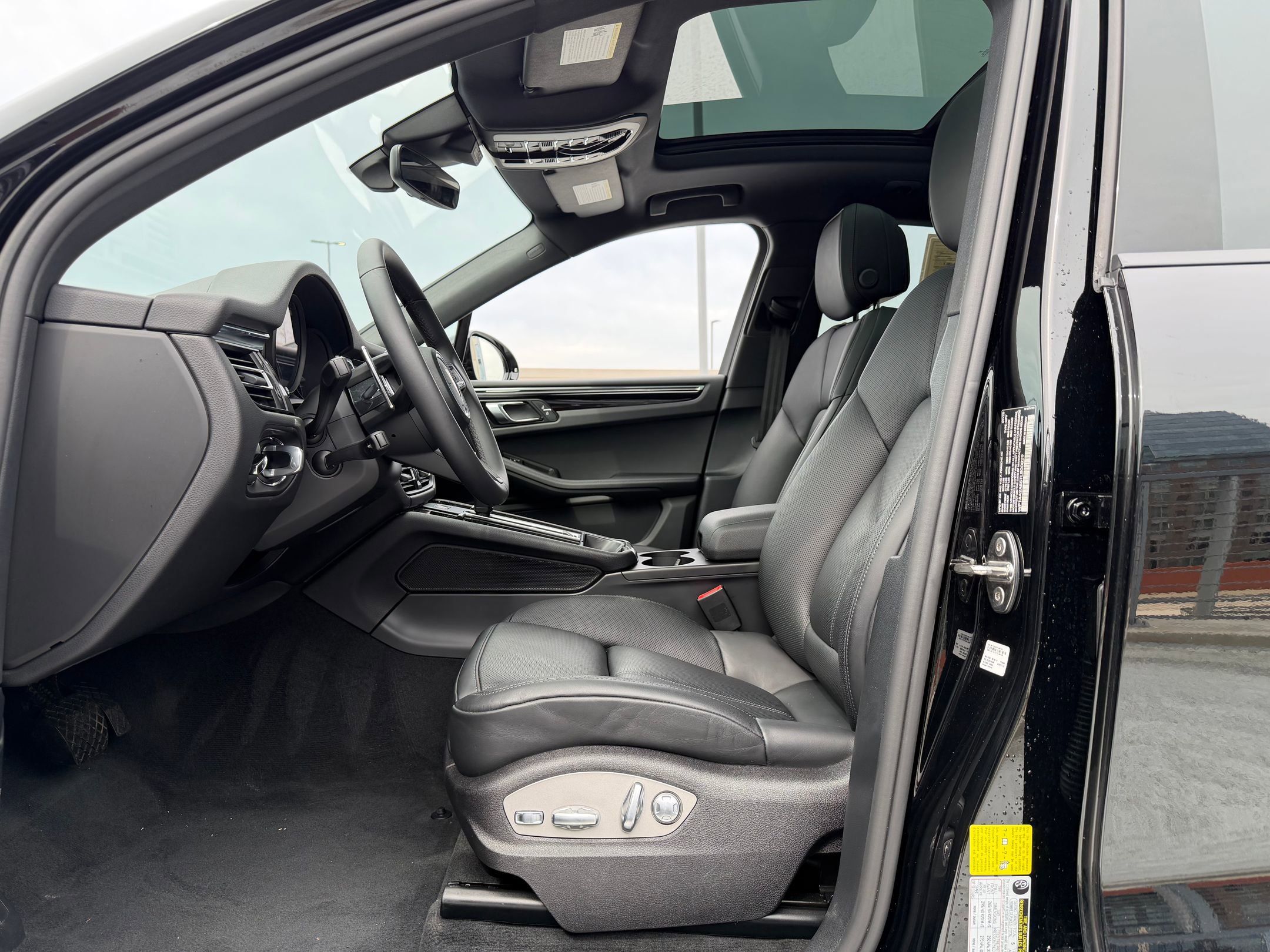 2026 Porsche Macan T - Photo 24