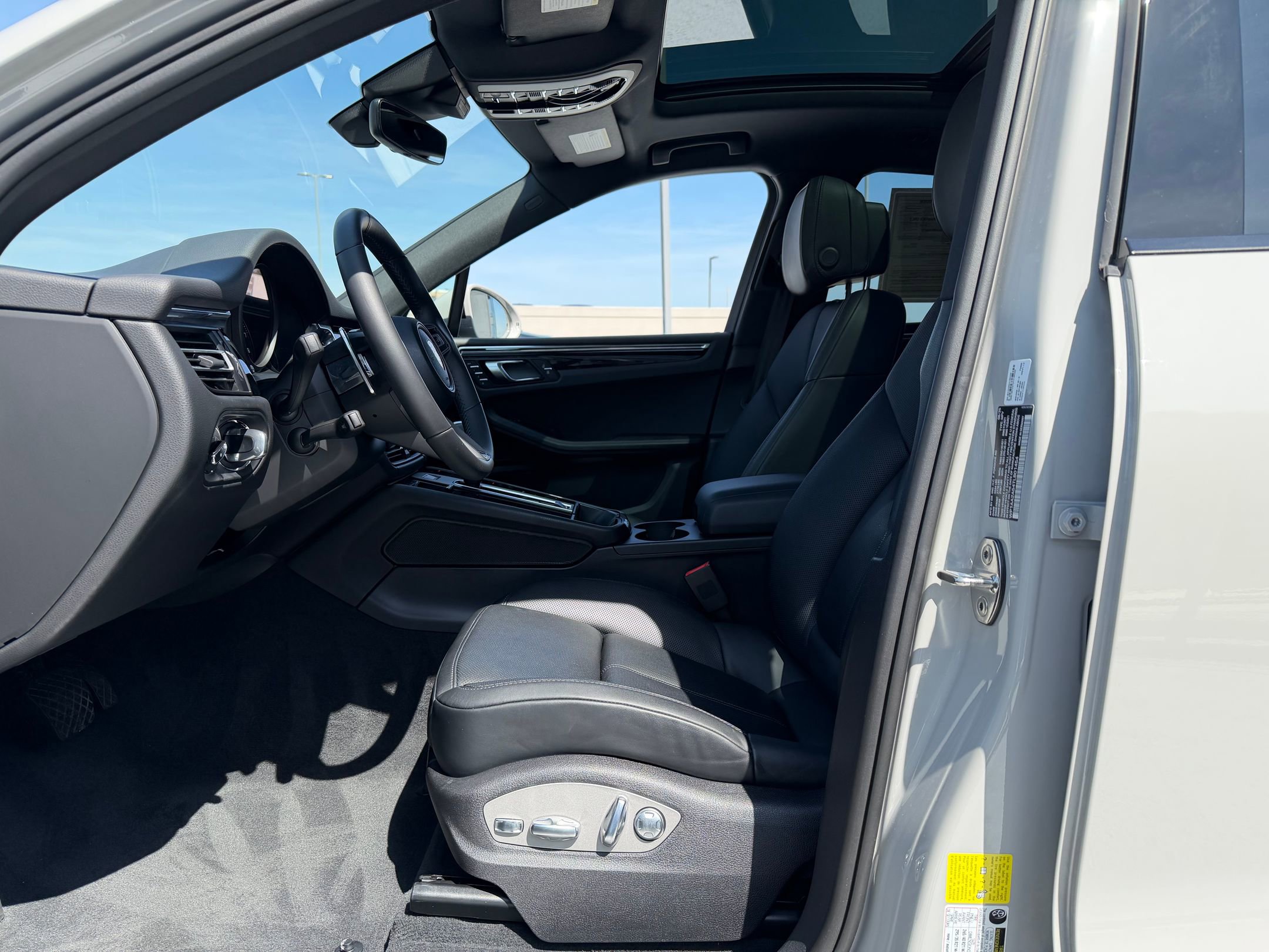 2026 Porsche Macan - Photo 25