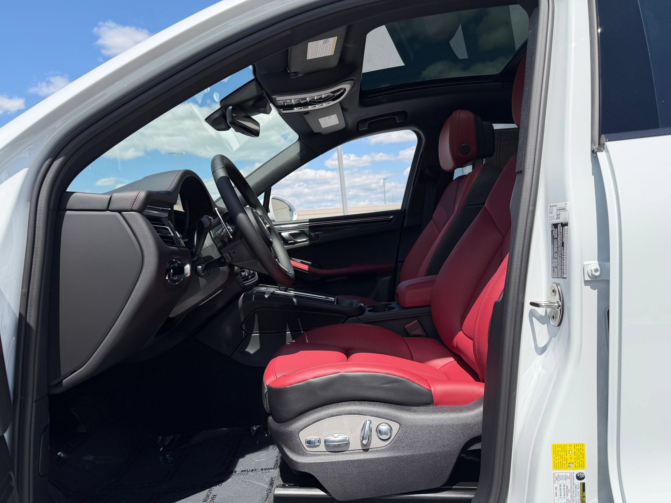 2026 Porsche Macan T - Photo 25