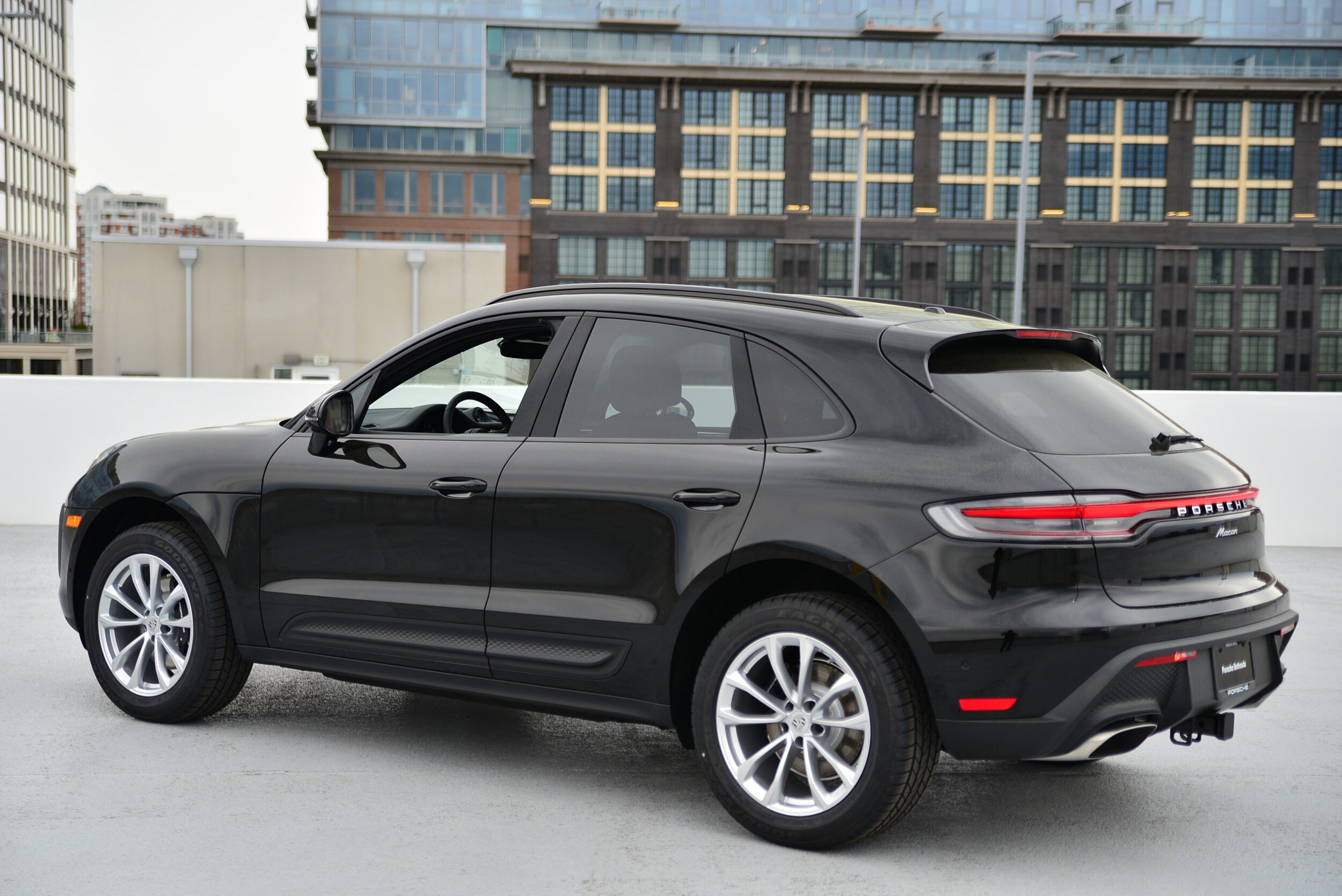 2025 Porsche Macan S photo 3