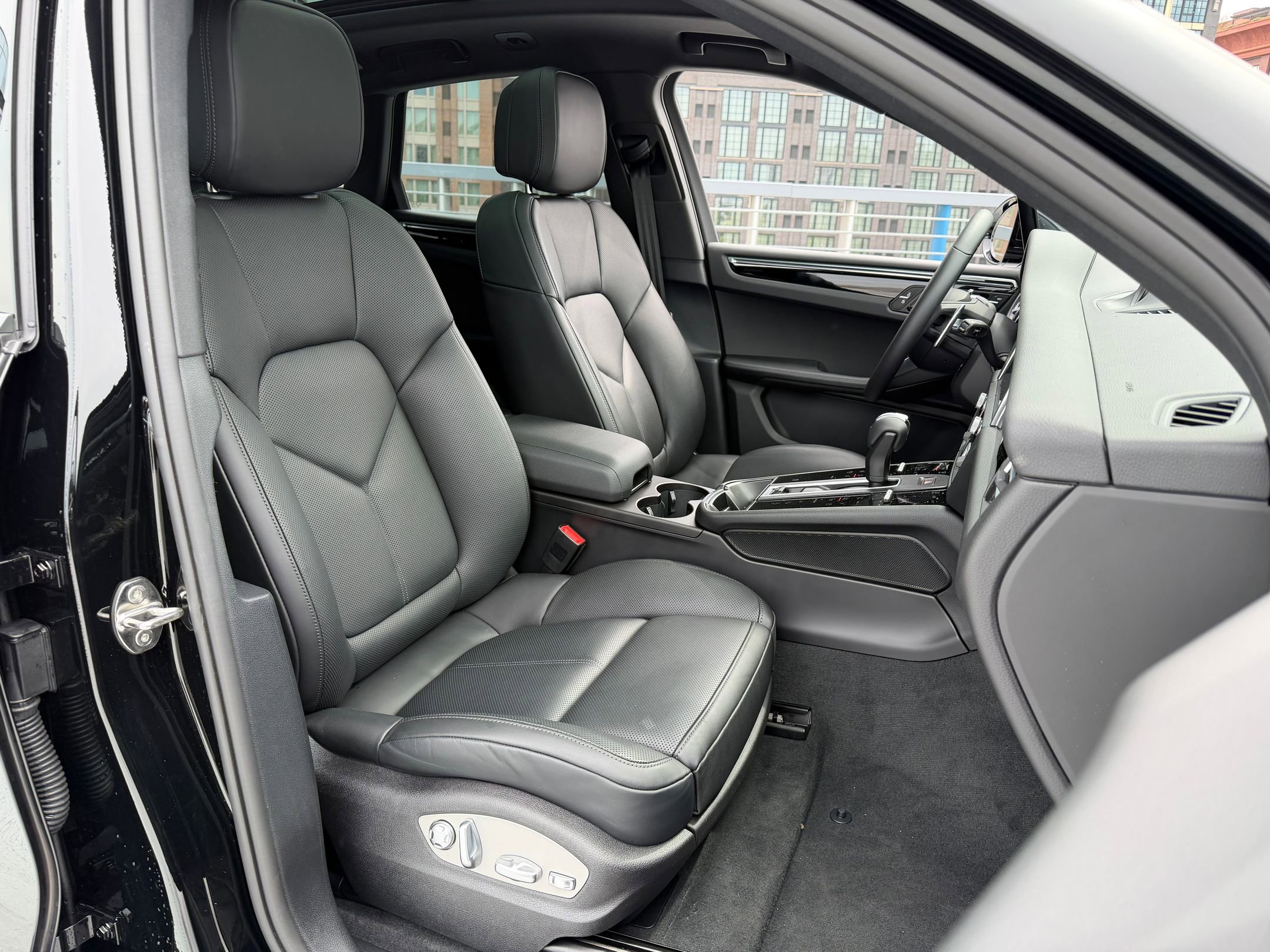 2026 Porsche Macan T - Photo 14