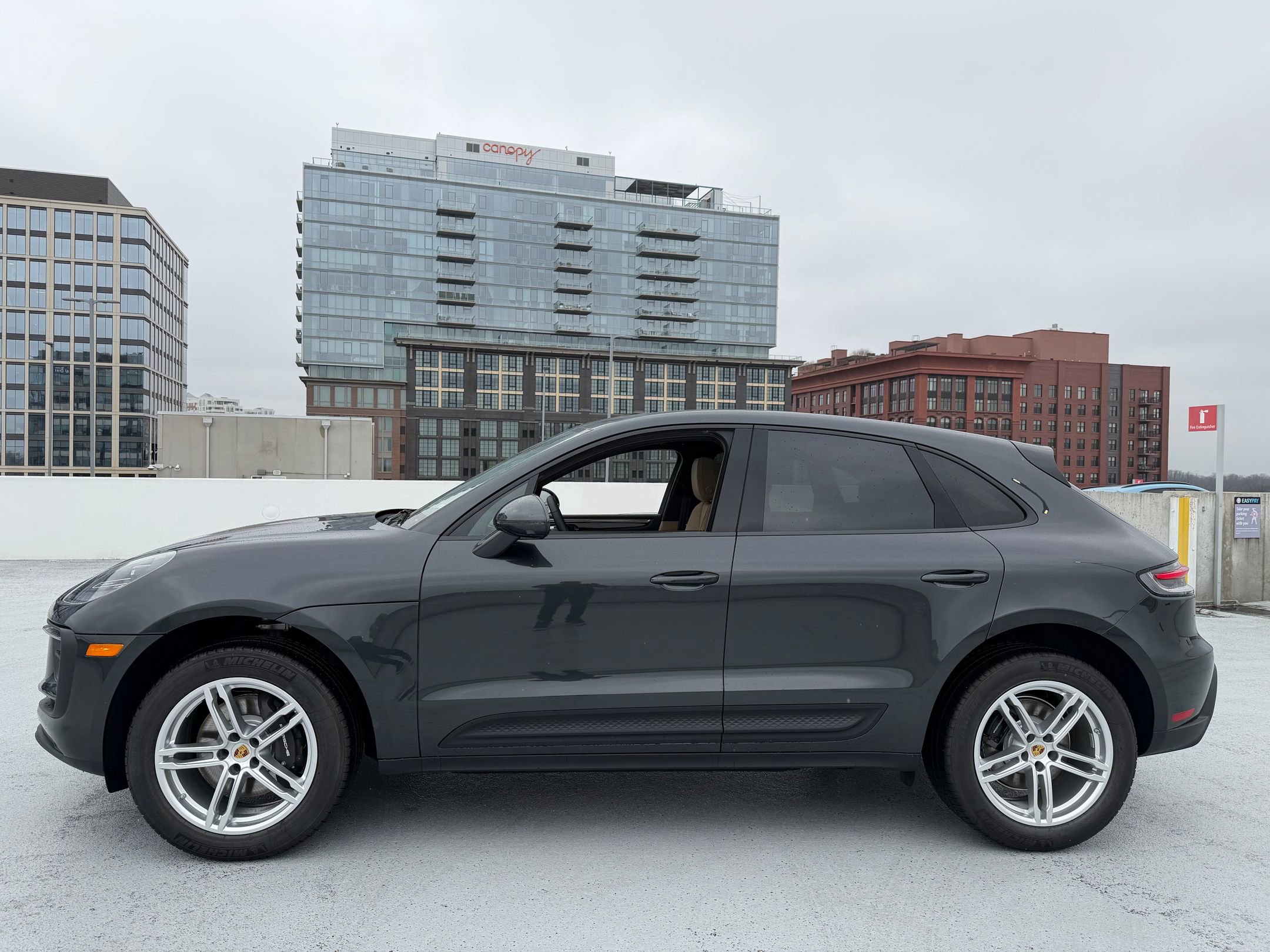 2026 Porsche Macan T - Photo 2