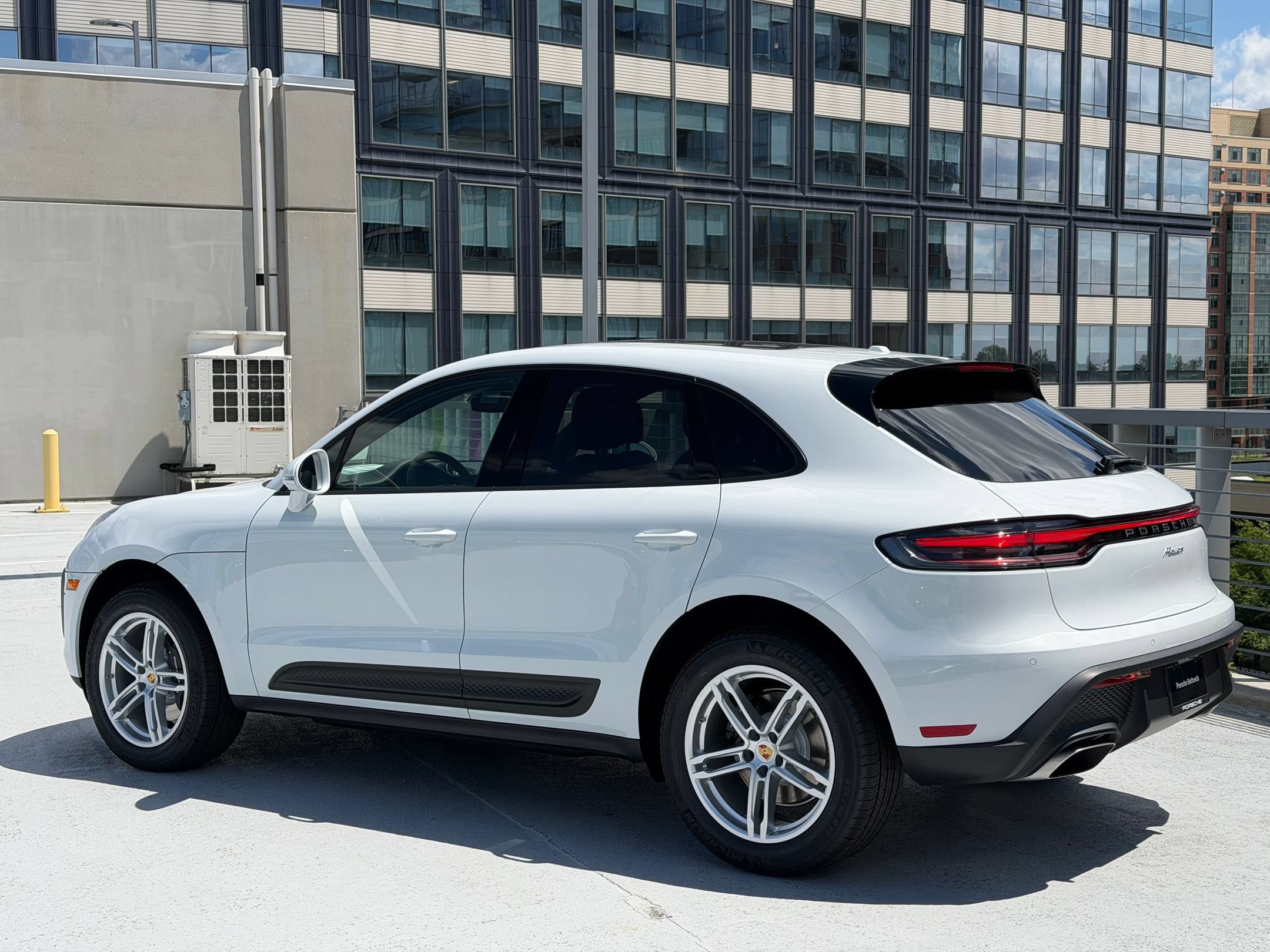2026 Porsche Macan T - Photo 3