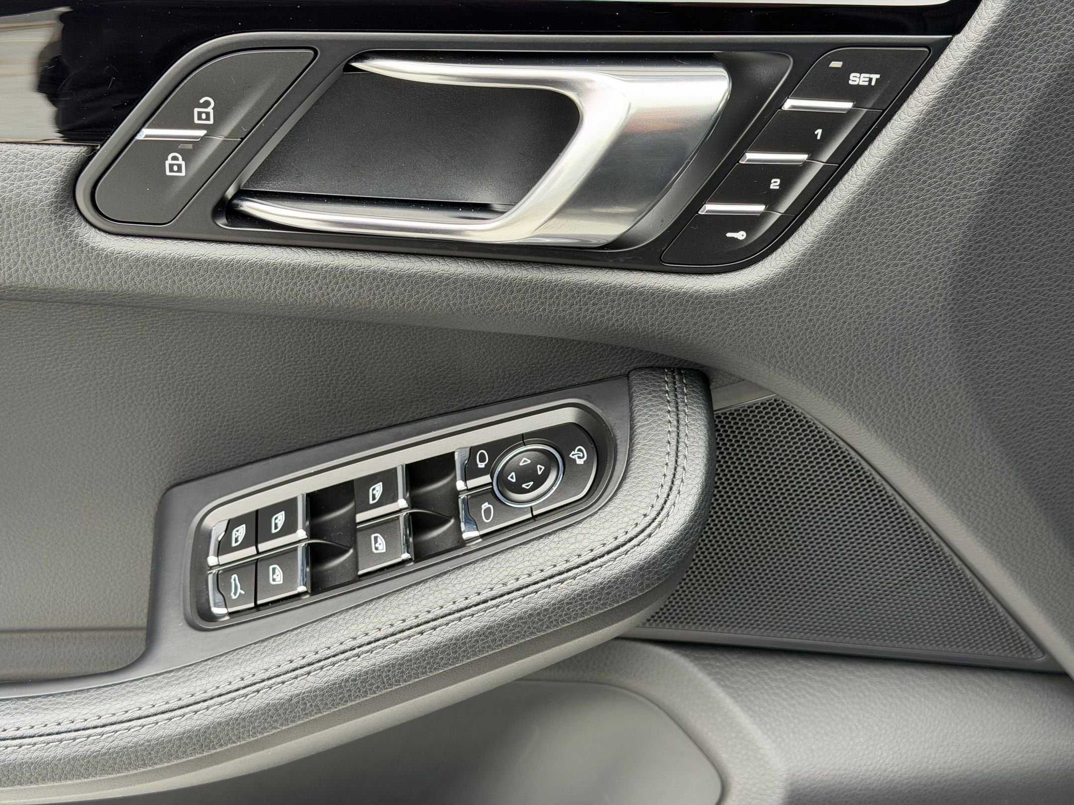 2026 Porsche Macan T - Photo 26