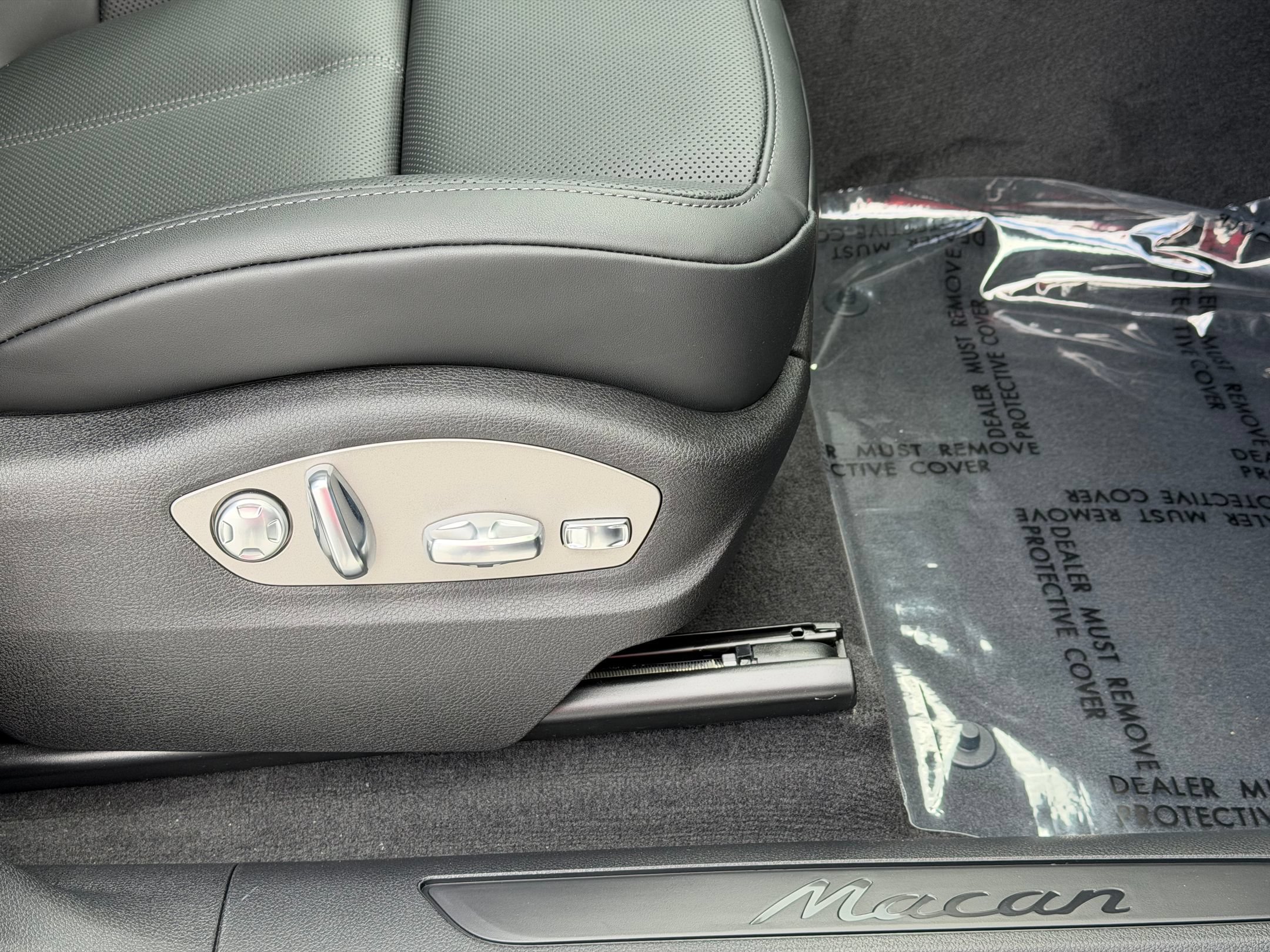 2026 Porsche Macan T - Photo 16