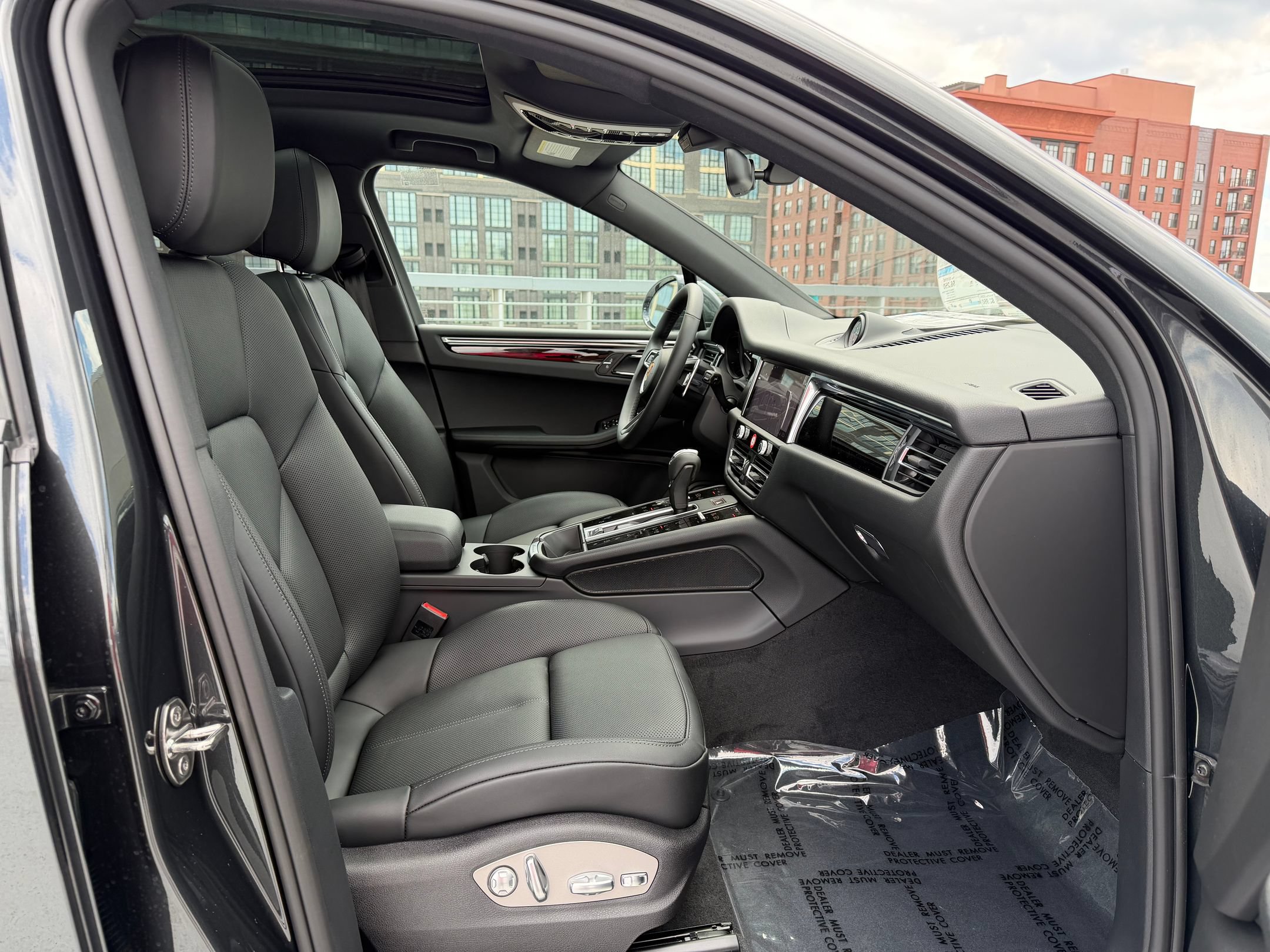 2026 Porsche Macan T - Photo 15