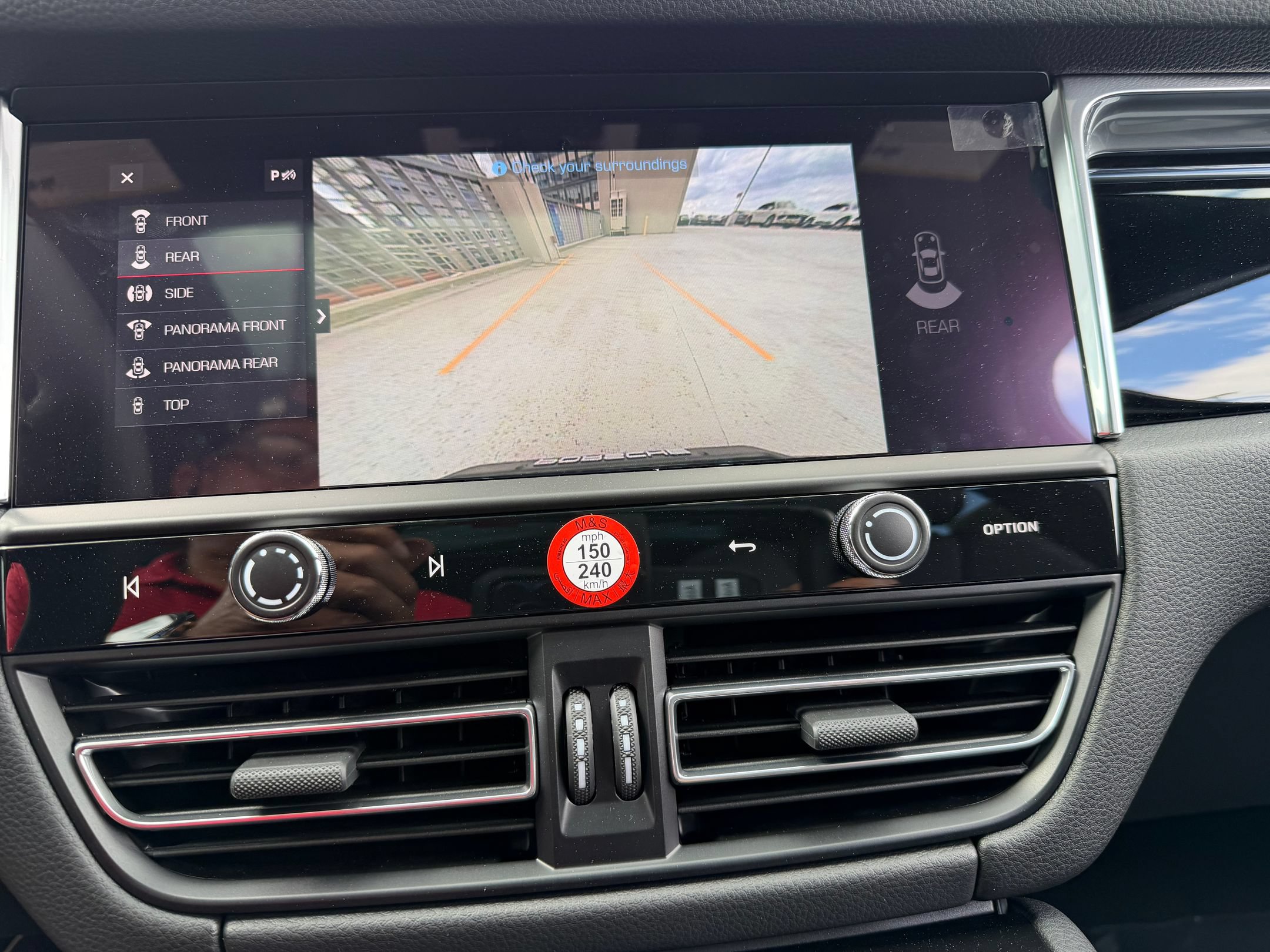 2026 Porsche Macan T - Photo 27